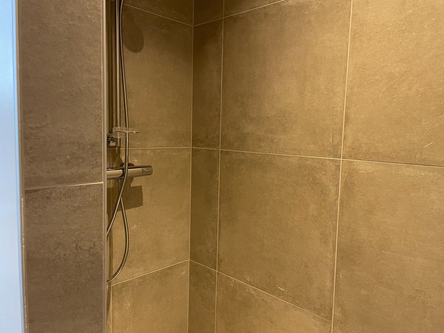 Recent en verzorgde hoekwoning met 2 parkeerplaatsen en garage foto 12