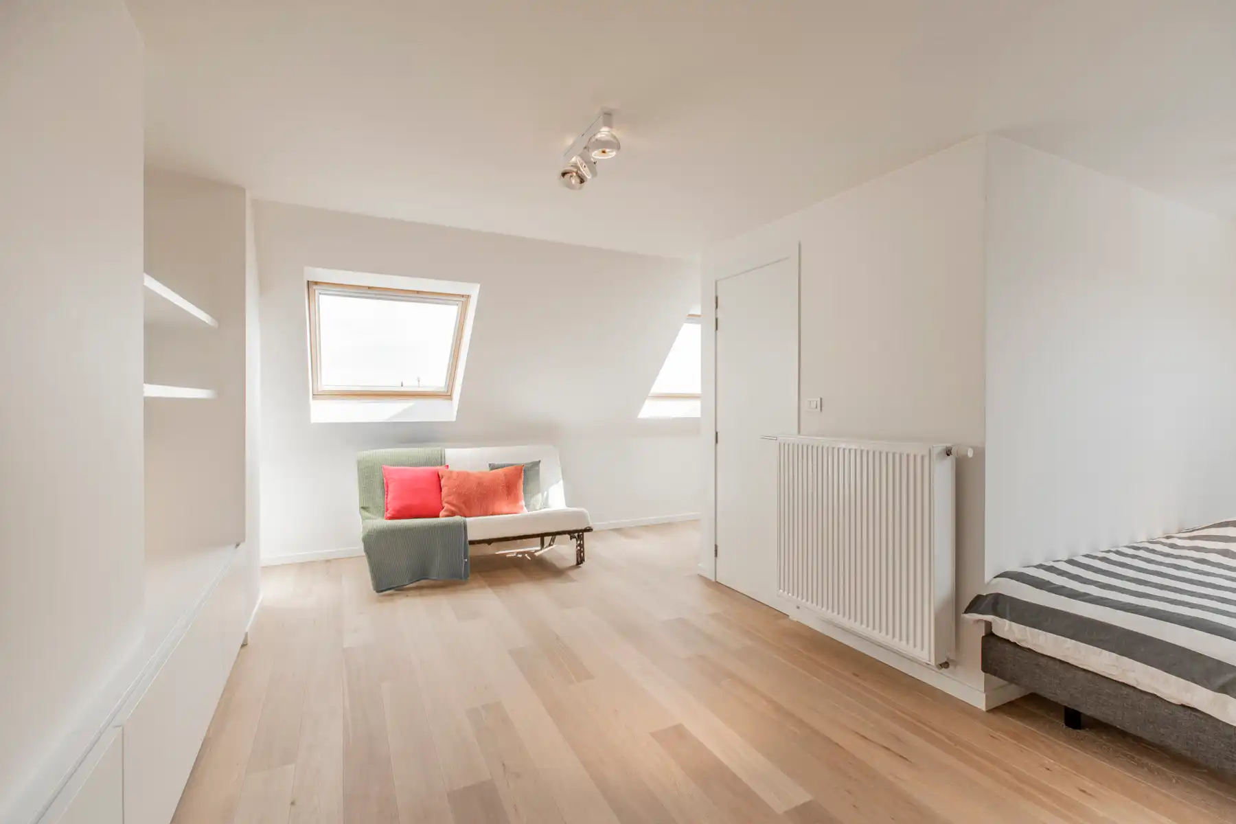 Uitzonderlijk ruim en modern gemeubelde triplex met zonneterras foto 15