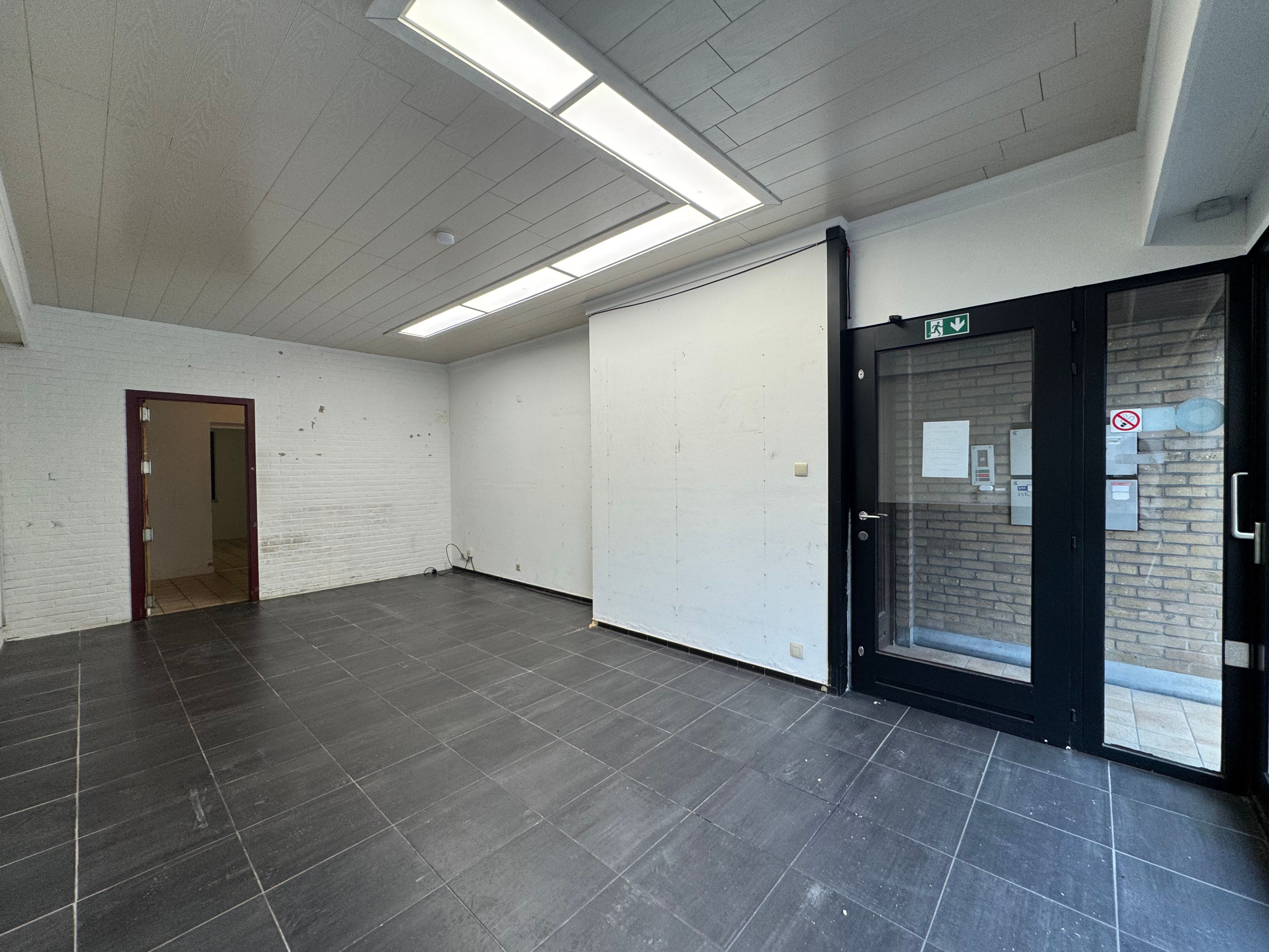 Handelsgelijkvloers 60m² aan drukke invalsweg Oostende foto 2