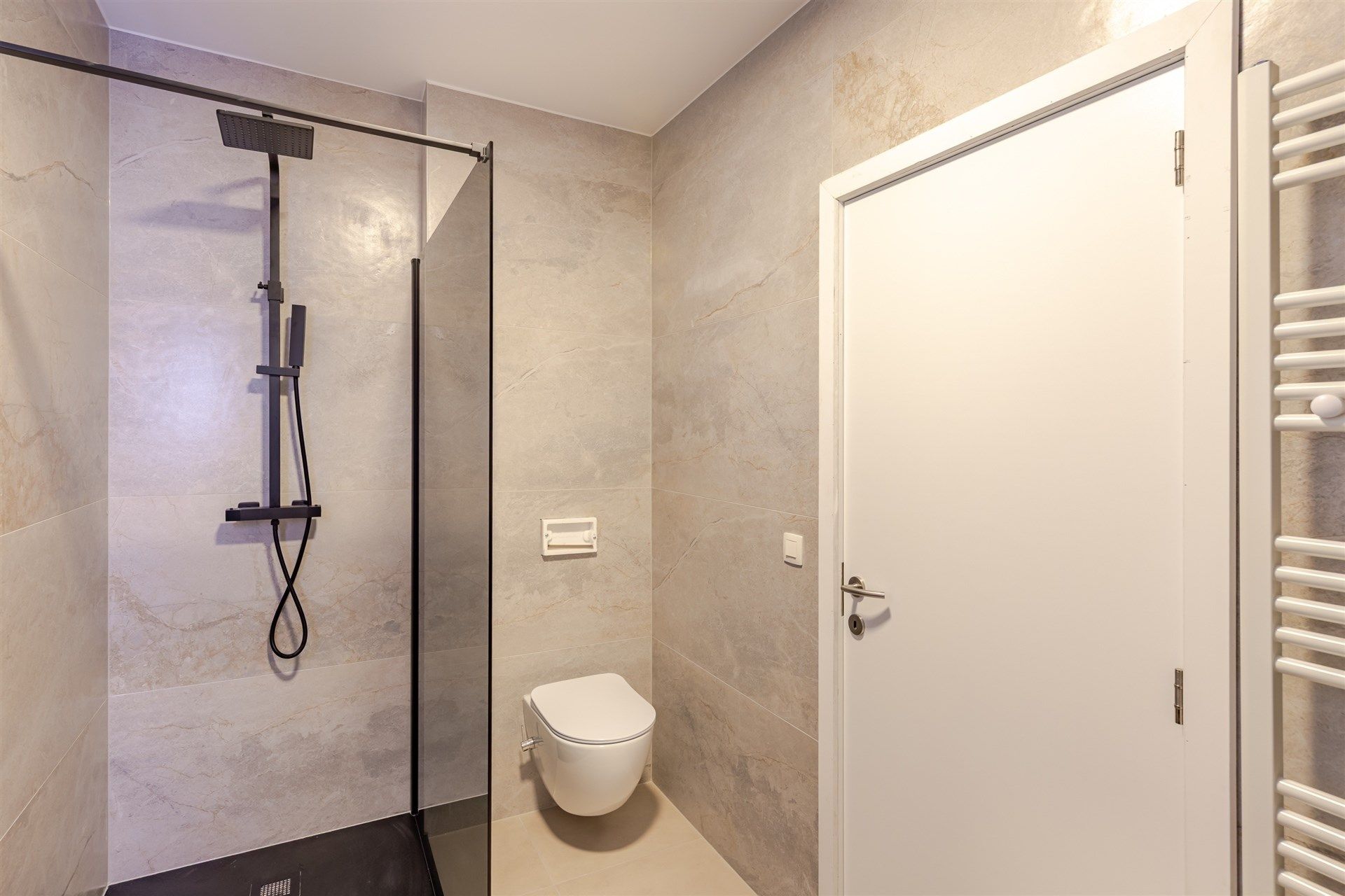 Top gerenoveerde woning met 3 slks en buitenruimte foto 12