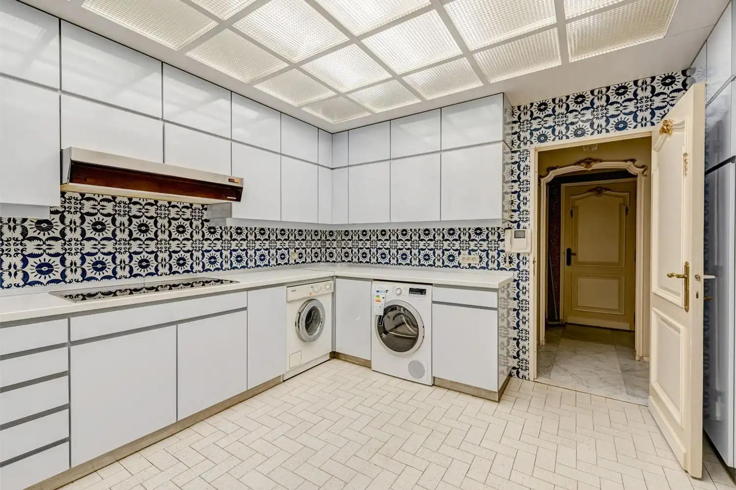 Ruim en lichtrijk 2-slaapkamerappartement (197 m²) met parkzicht en terras op toplocatie foto 9