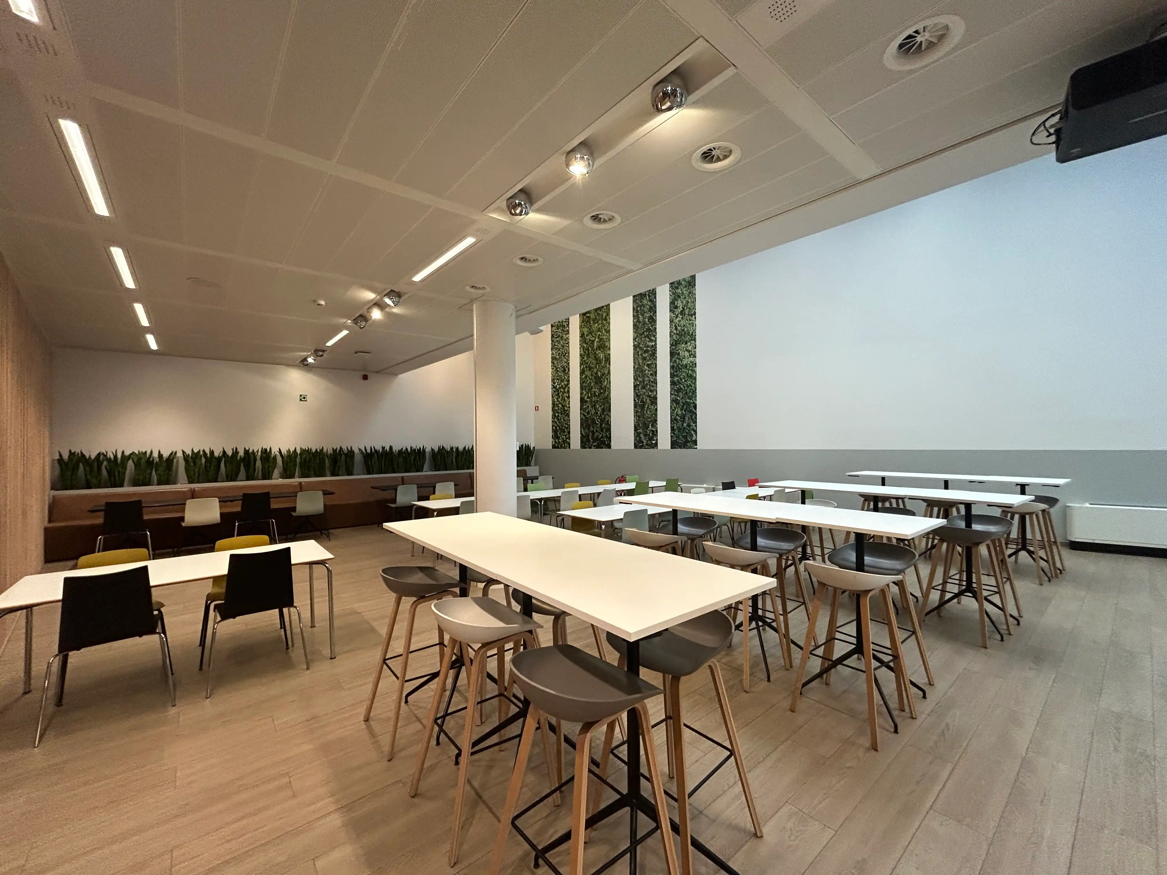 Kantoor te huur met een oppervlakte van 1.247 m², vlakbij het station foto 14