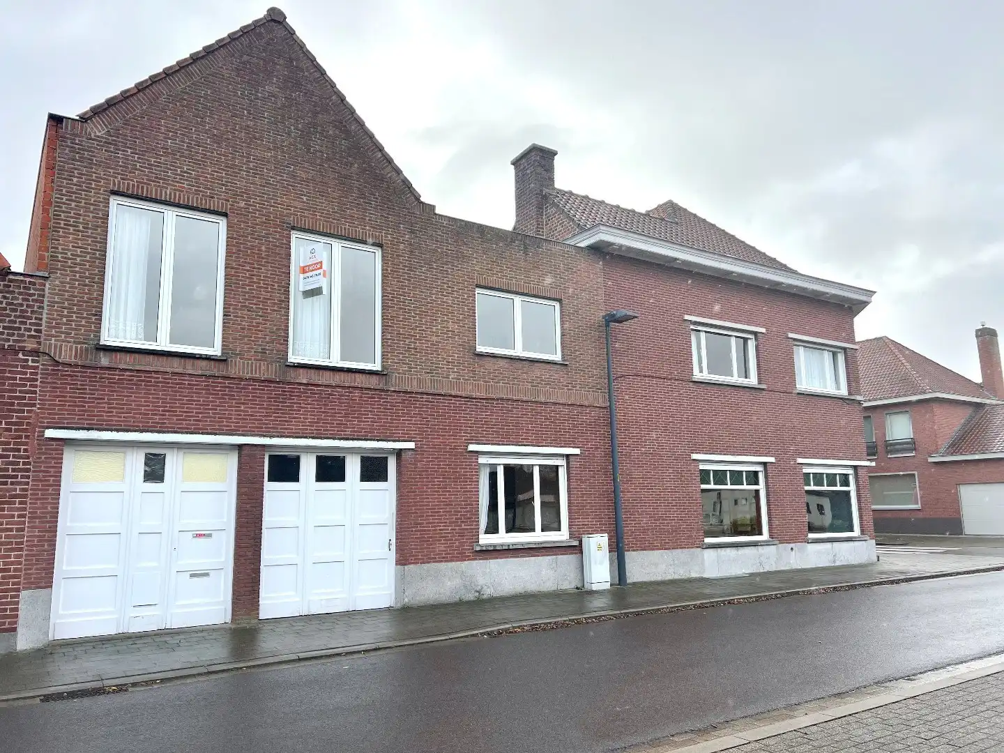 TE KOOP – Ruime eigendom met commerciële mogelijkheden in Zwevegem Vanafprijs: €150.000 foto 2