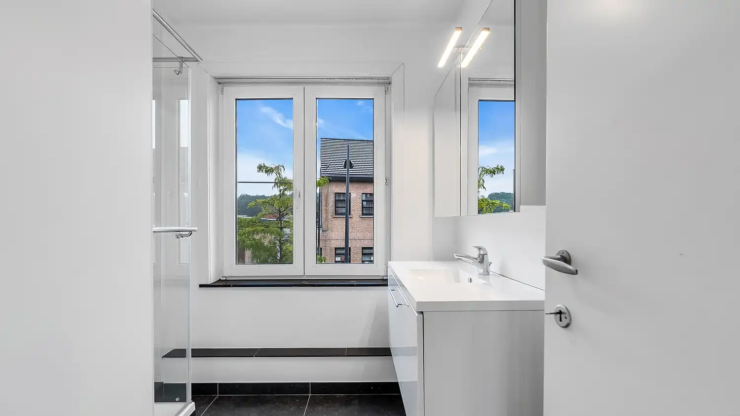 Totaal gerenoveerde en energiezuinige gezinswoning met 3 slaapkamers, carport voor 2 wagens en zonnige tuin in Paal foto 10