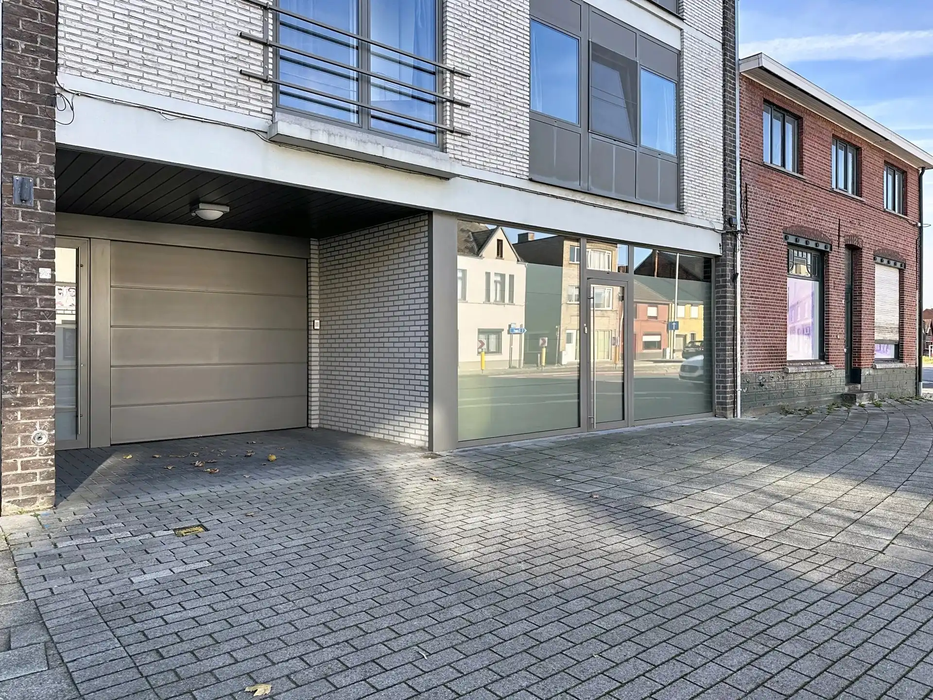 Zeer ruim en luxueus appartement met 2 slaapkamers, terras, tuin en overdekte staanplaats. foto 42