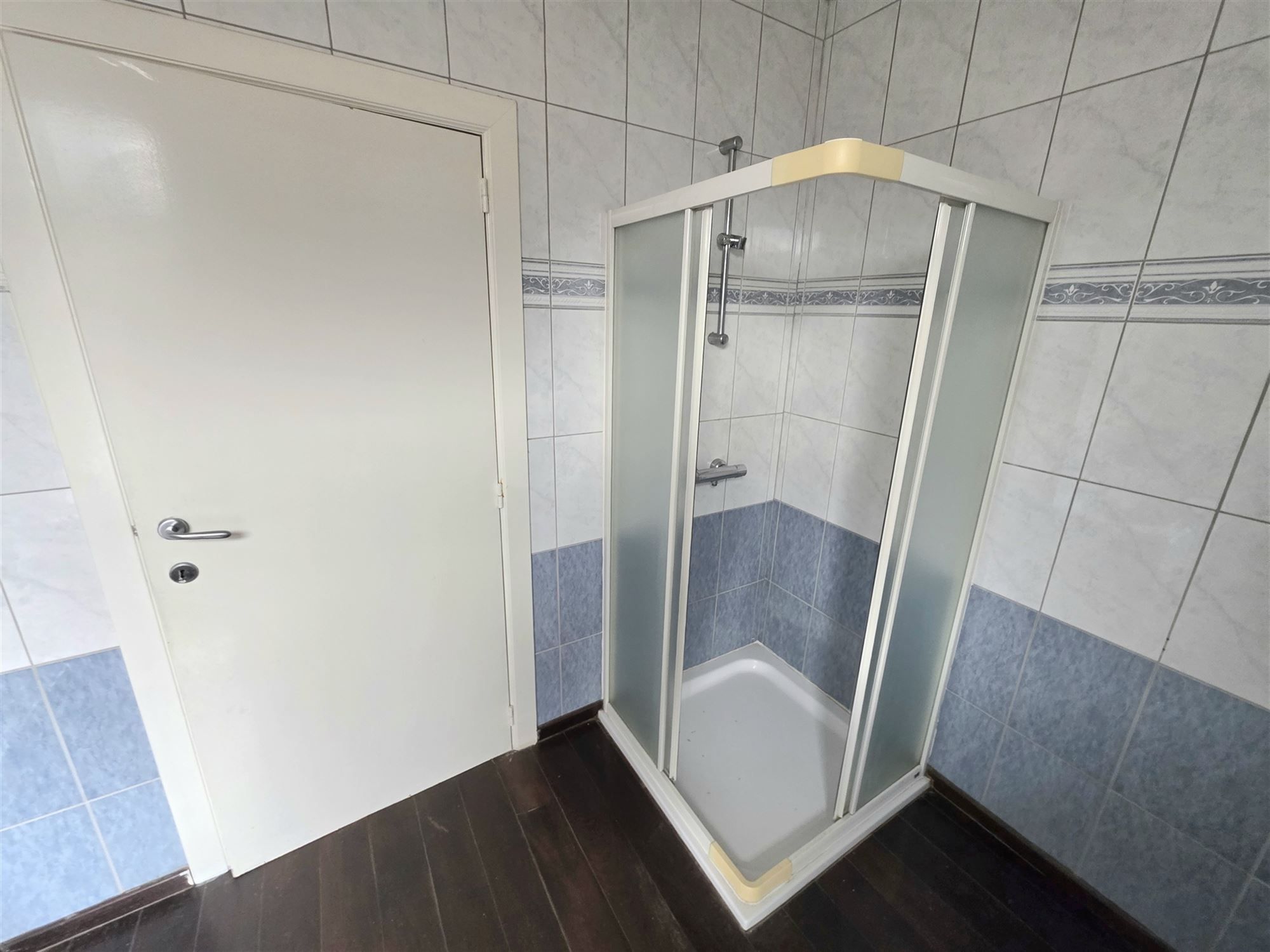 Commercieel pand vlakbij Zeshoek en Station foto 21