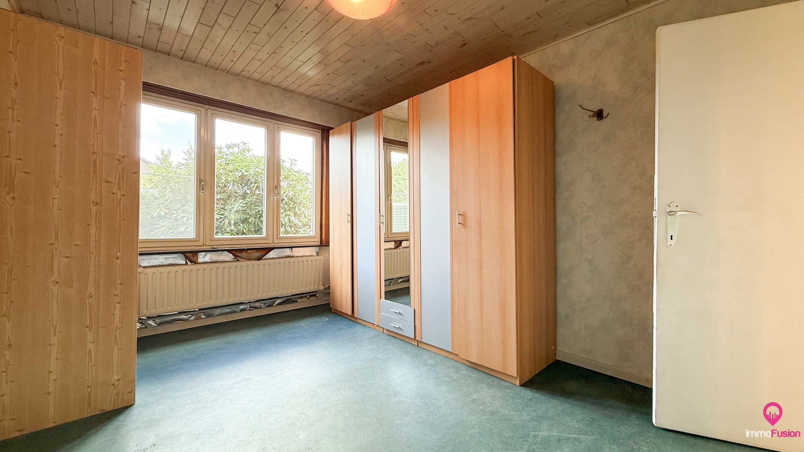 Gelijkvloerse open bebouwing op 6a45 met tuin & garage! foto 9