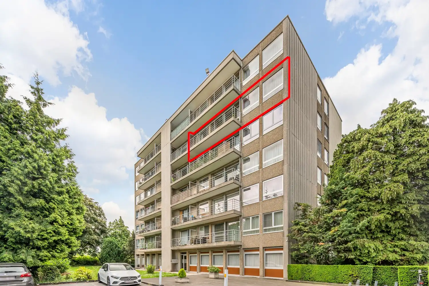 Ruim appartement met 2 slaapkamers, ondergrondse autostaanplaats en kelderberging. foto {{pictureIndex}}