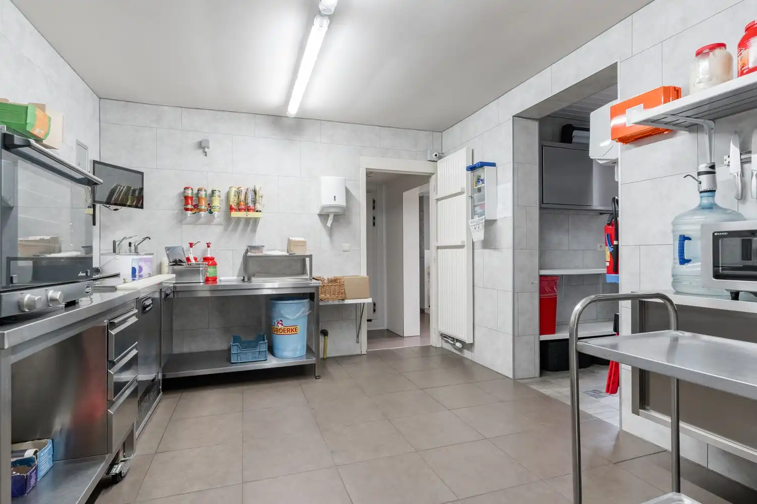 Bekende frituur met super mooi duplex appartement en zwembad te Achel foto 12