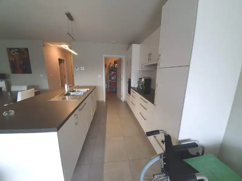 INSTAPKLAAR gelijkvloers recent appartement met privé inkom en carport foto 7