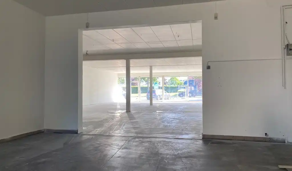 Baanwinkel te huur op zichtlocatie langs N9 in Lievegem foto 5