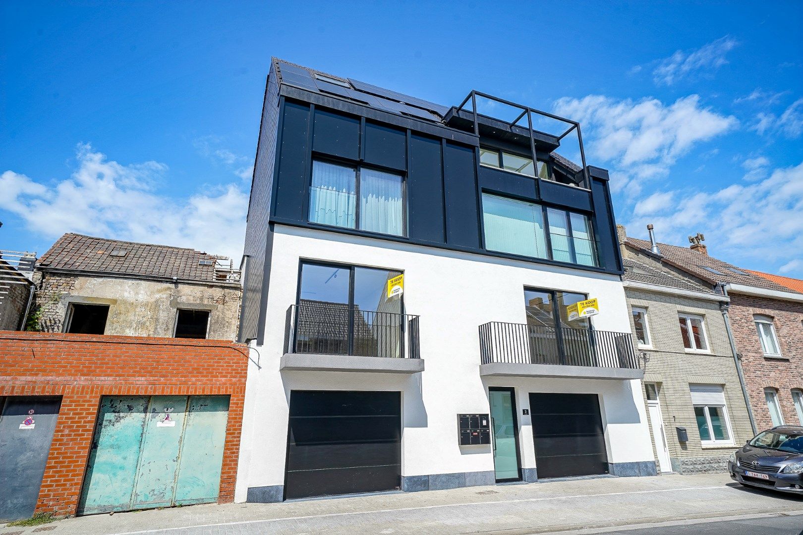 Nieuwbouwproject te Bredene bestaande uit 5 appartementen en 5 autotaanplaatsen. foto {{pictureIndex}}