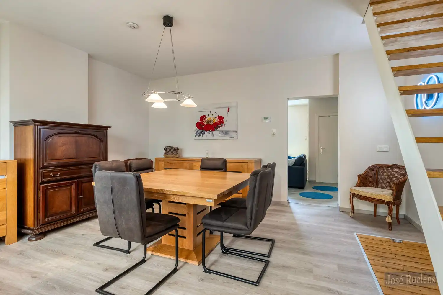 Goede gelegen gezinswoning met zij-ingang en grote tuin. foto 8