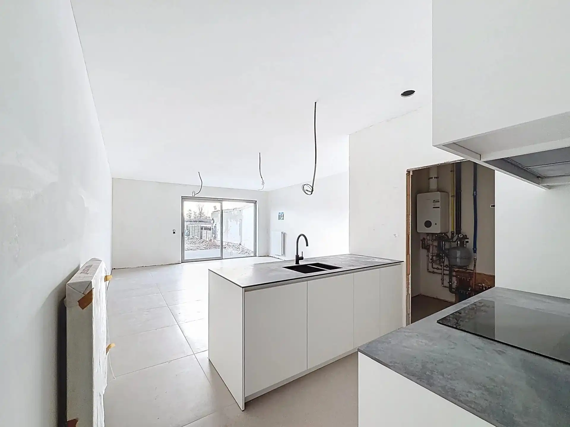 Luxueus en modern afgewerkt gelijkvloers appartement met tuin, 1 slaapkamer en 2 staanplaatsen. foto 6