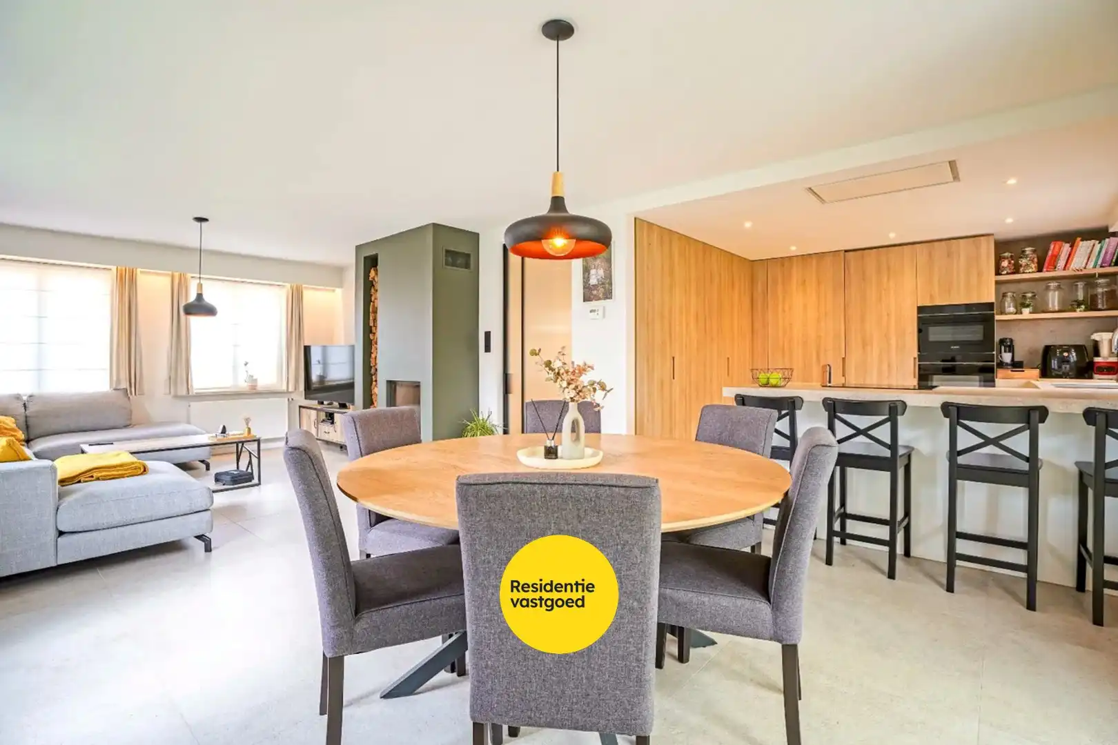 Gerenoveerde alleenstaande woning op 637m² te Veurne! foto {{pictureIndex}}