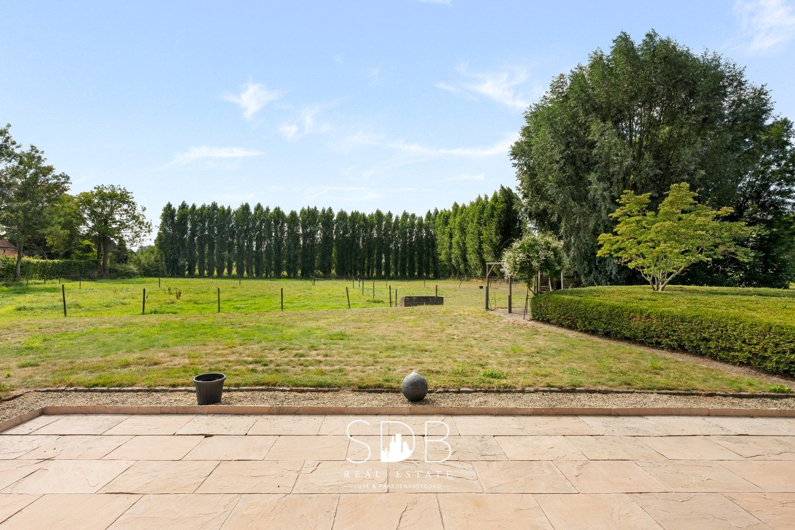 Hedendaagse villa met gezinstuin en graslanden op 7.496m² foto 37