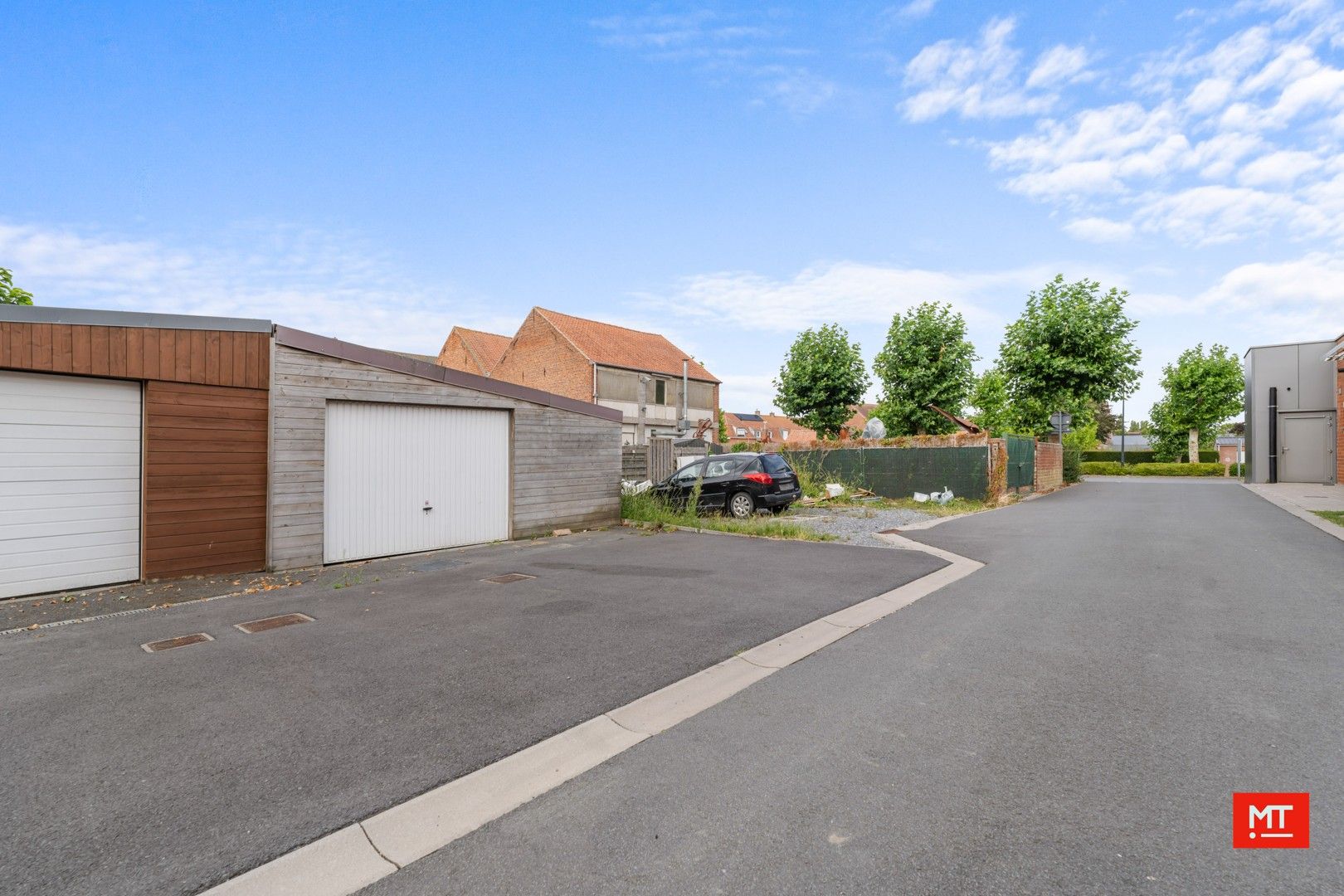 Bijzonder ruime woning met opslagruimte, dubbele garage en uitweg in centrum Langemark foto 4