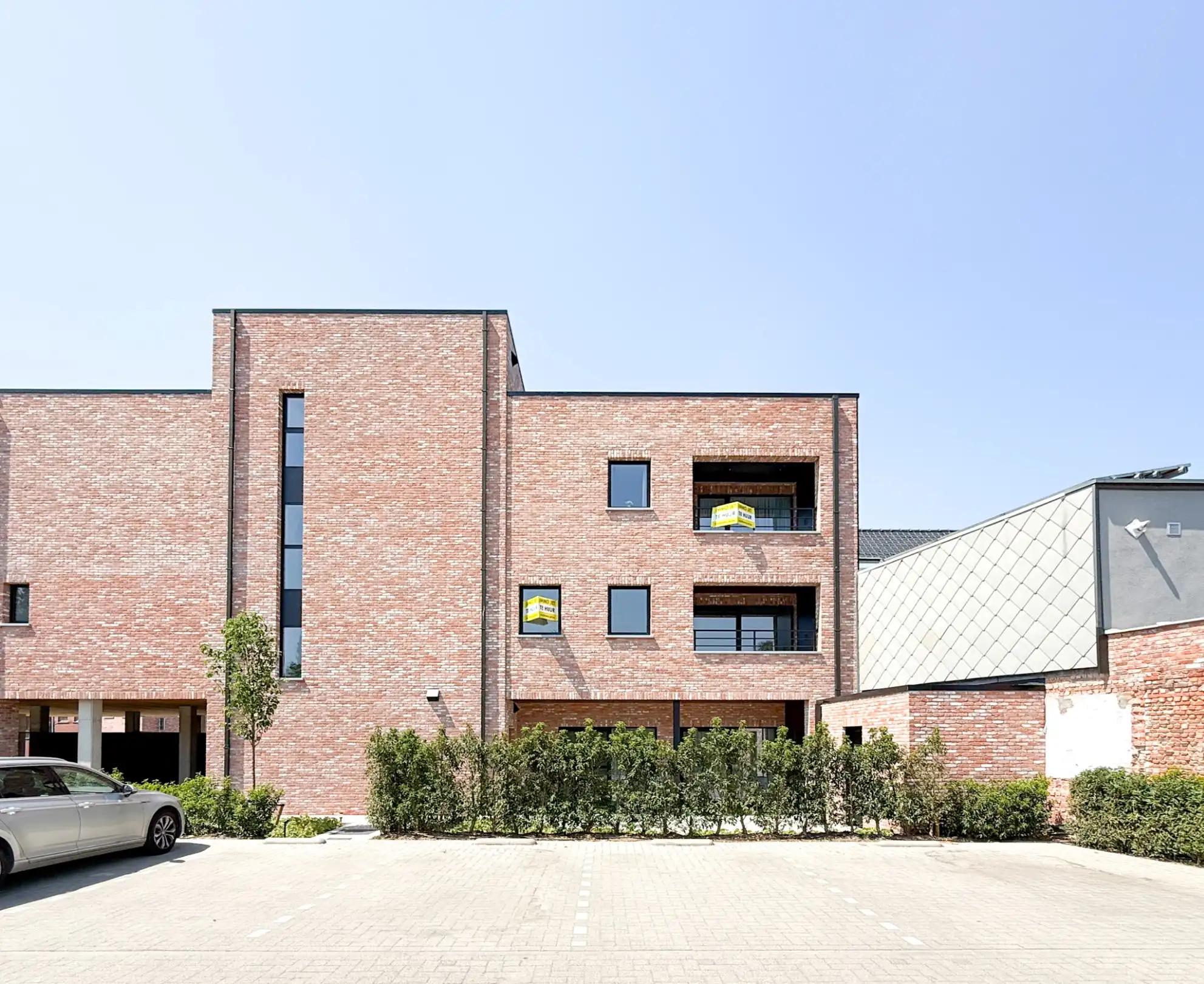 Ruim  nieuwbouwappartement van 113m² met twee slaapkamers , terras en autostaanplaats foto {{pictureIndex}}