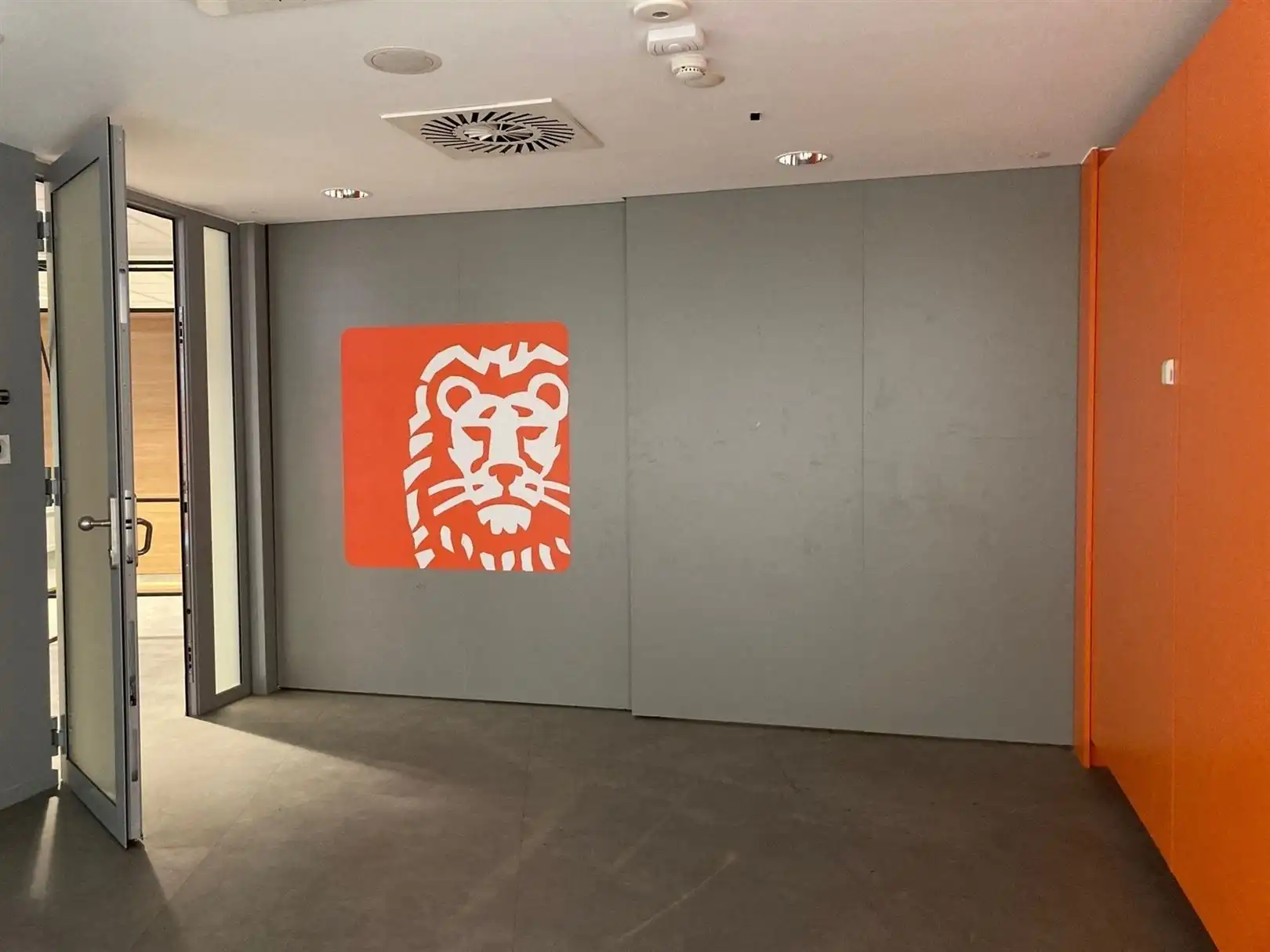 Veelzijdig hoekkantoor op commerciële ligging foto 10