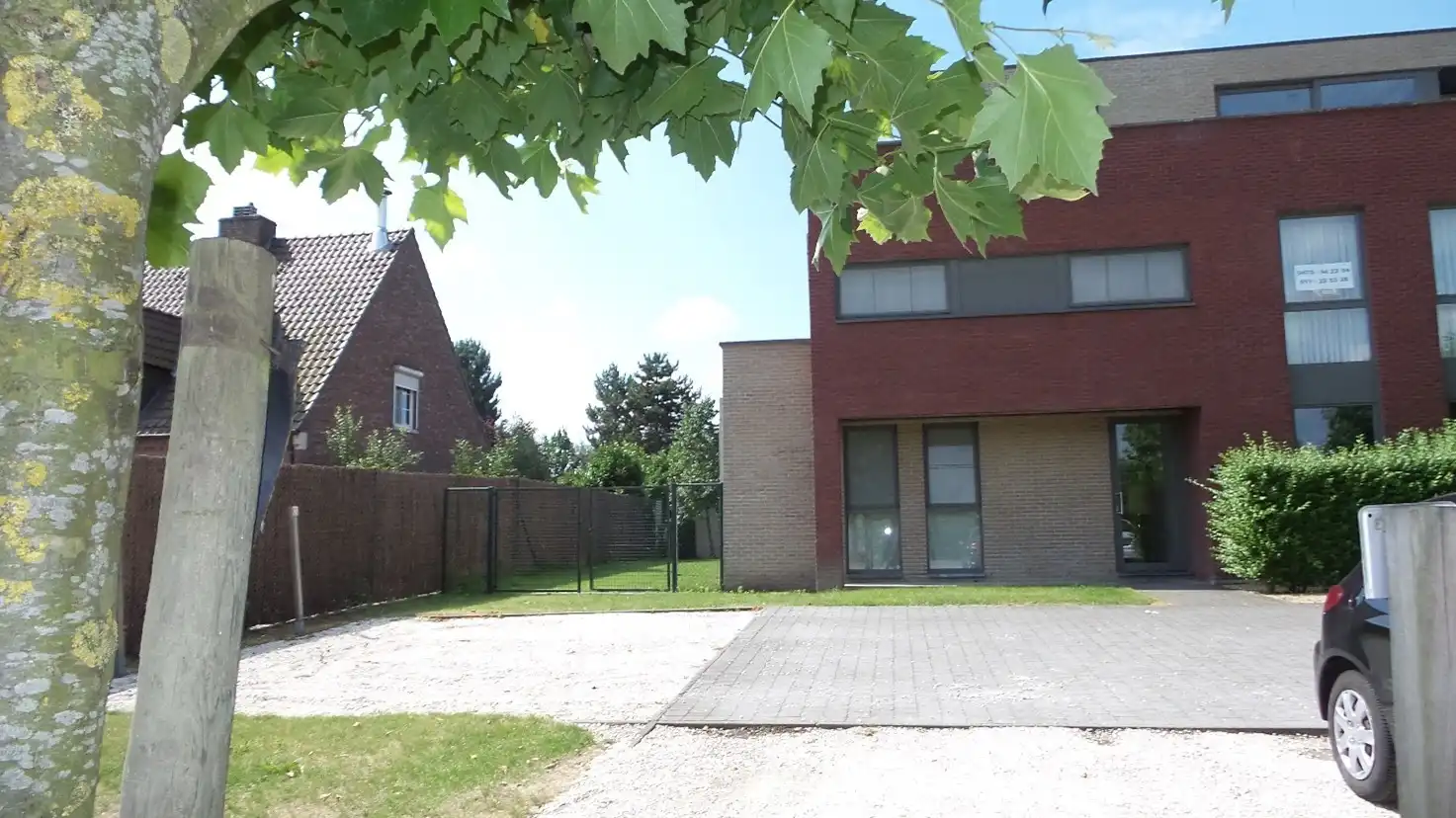 Gelijkvloers appartement met 2 slaapkamers, terras en ruime tuin te Hasselt. foto {{pictureIndex}}