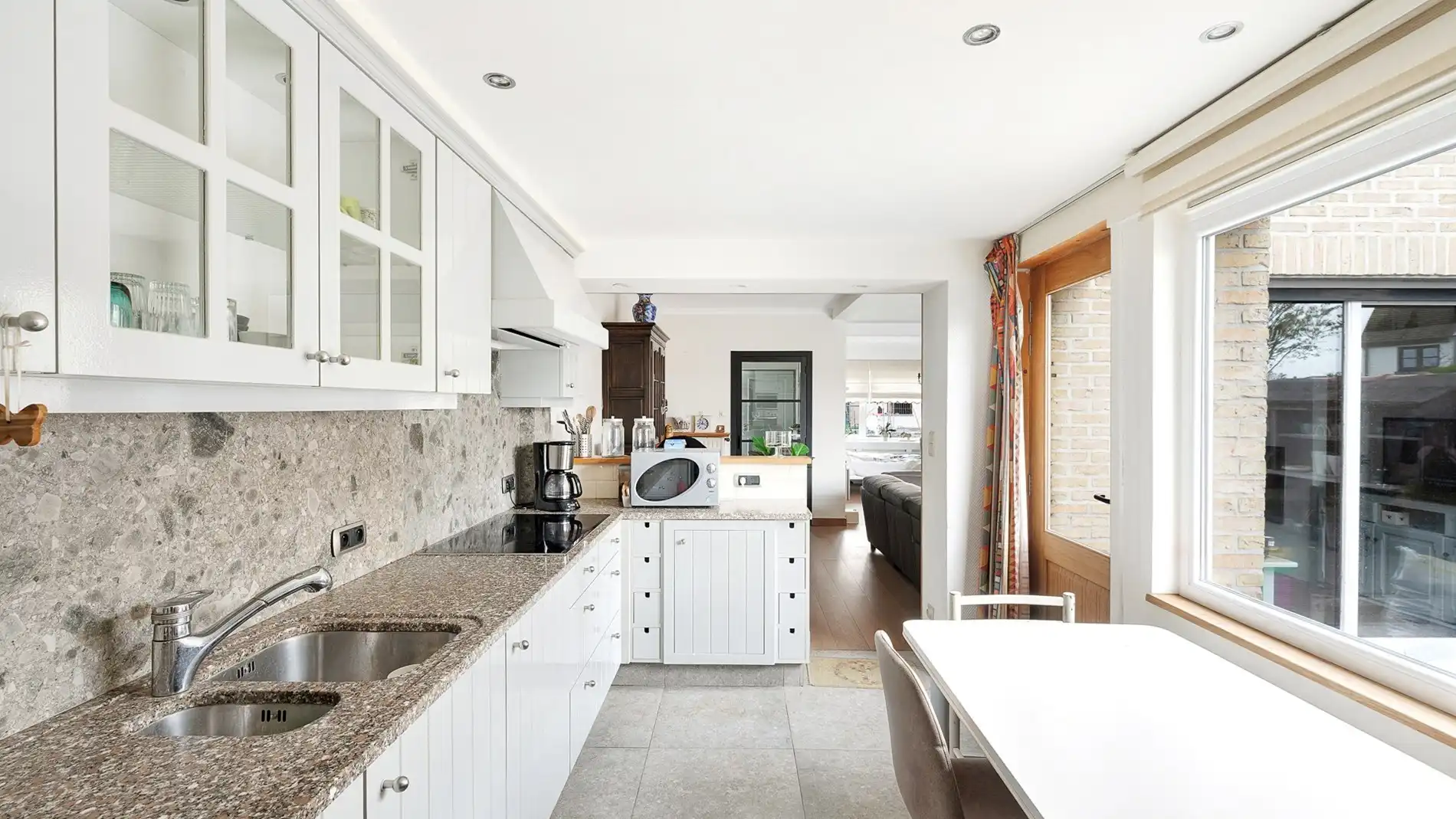 Woning met een leuke binnentuin en garage te Knokke foto 8