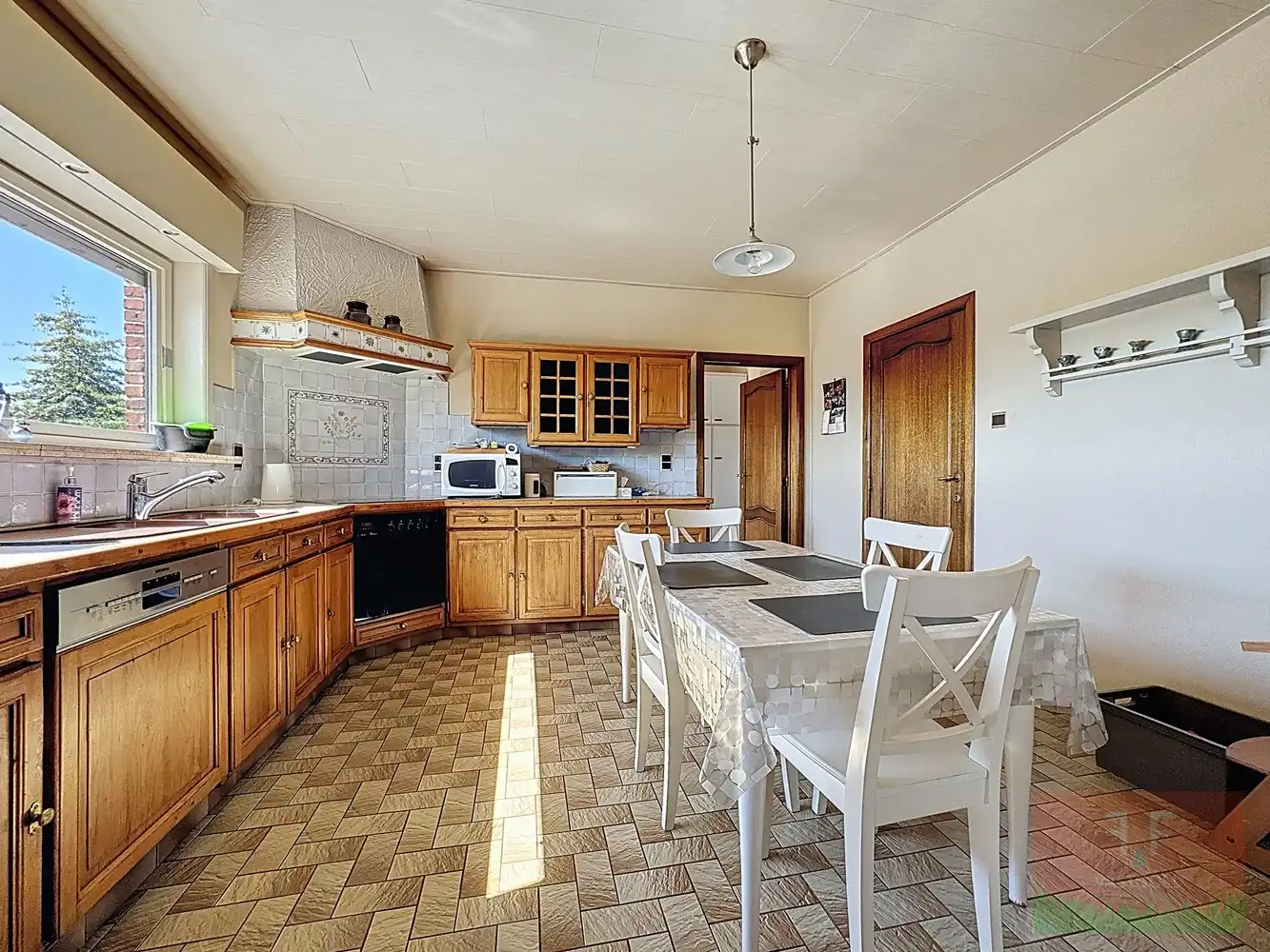 Vrijstaande eengezinswoning met 4 slaapkamers en 2 badkamers foto 8