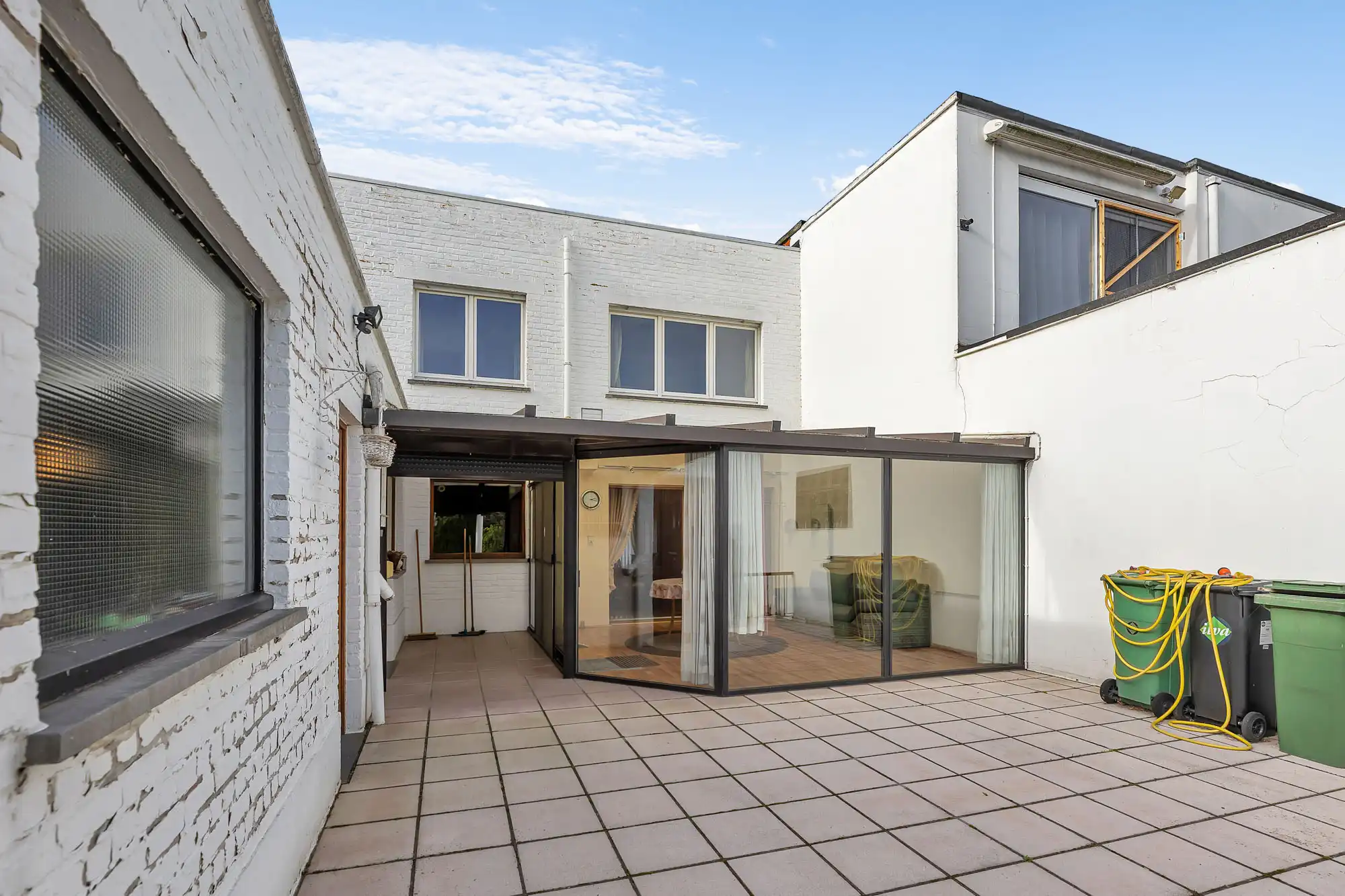 Robuuste woning met ruime garage en tuin foto 23