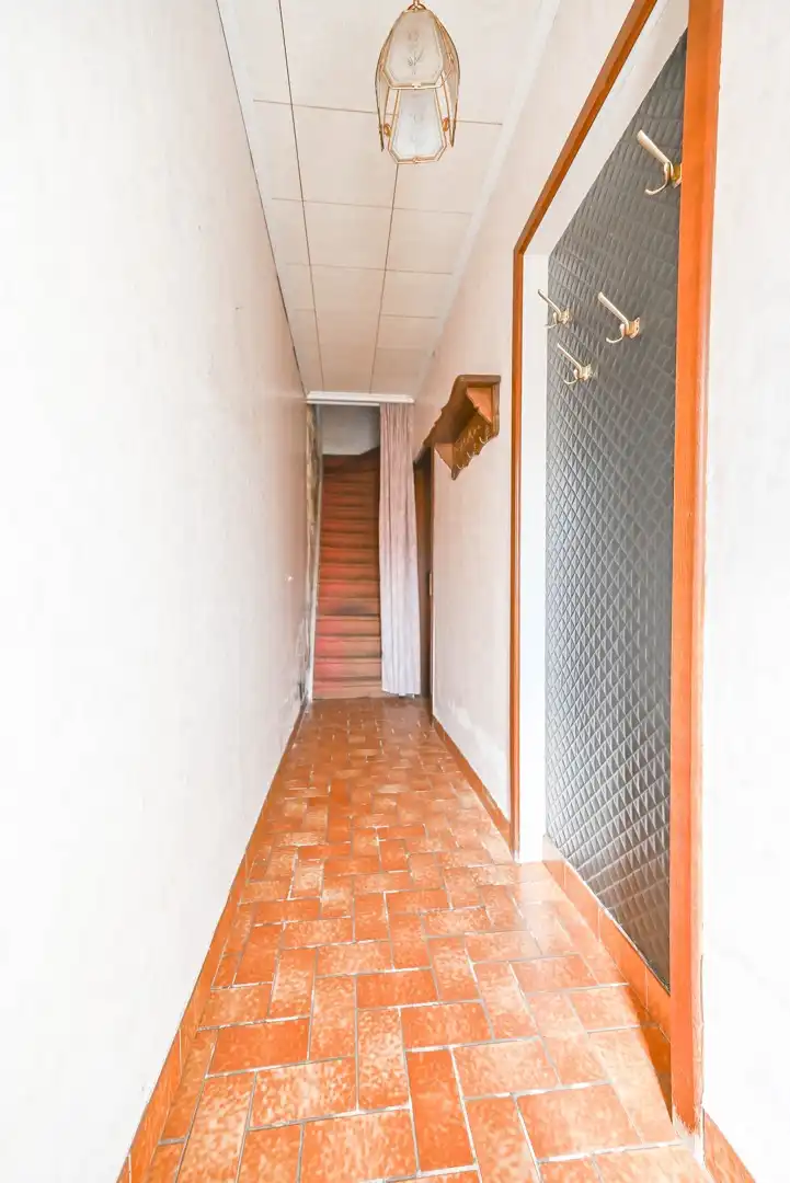 Totaal te renoveren woning met riante garage te Bosmolens foto 12