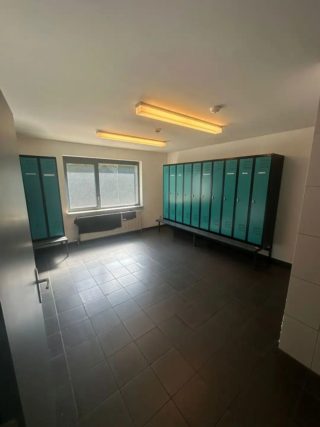 Instapklaar bedrijfspand te Verrebroek foto 16