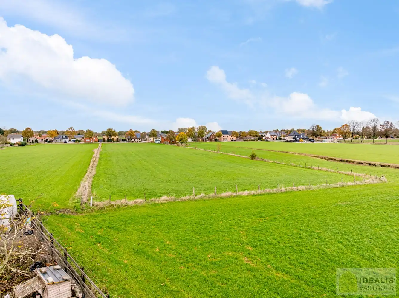 Prachtig perceel bouwgrond voor halfopen bebouwing met een totale oppervlakte van 6a 50ca met aangrenzend een perceel landbouwgrond van 93a 50ca, in totaal maar liefst 1ha! Het betreft een landelijk gelegen kavel in het rustige Wauberg (Peer). De kavel wordt gekenmerkt door haar prachtige vergezichten aan de achterzijde van het perceel. Tevens is de grond centraal gelegen t.o.v. het centrum van Peer, Meeuwen (Oudsbergen) en Houthalen-Helchteren en kan men vlot gebruik maken van de Noord-Zuidverbinding (A24). foto 6