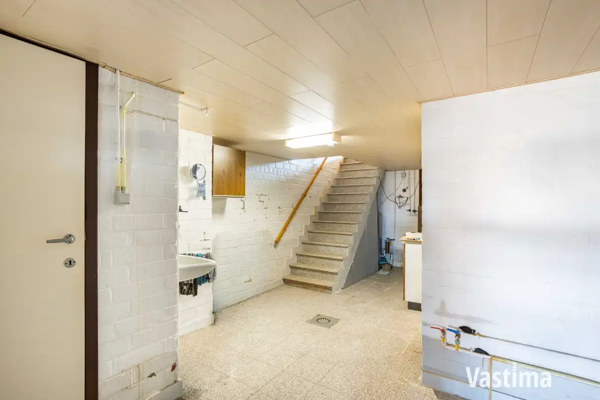 Rustig gelegen halfopen woning met dubbele garage en veel potentieel foto 14