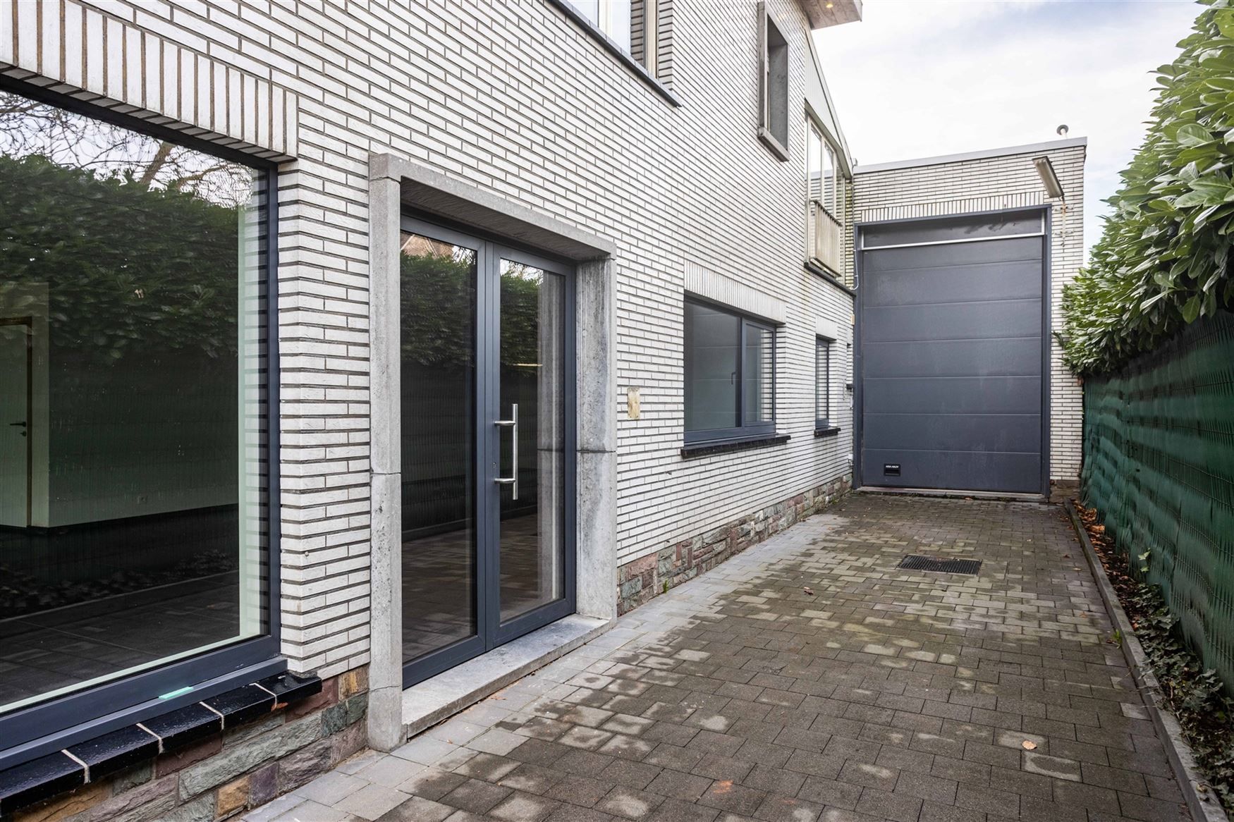 Commercieel gelijkvloers met ruim duplex appartement en grote loods te Merelbeke. foto 3