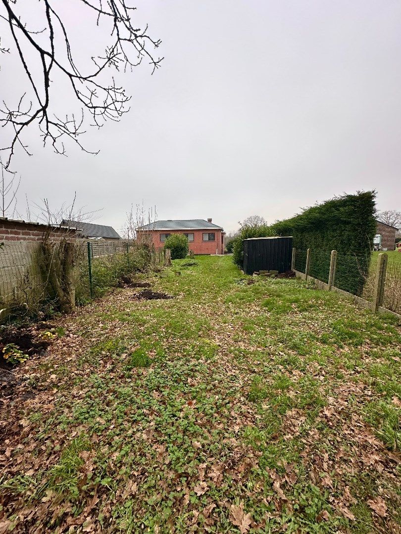 Halfopen woning met ruime tuin foto 23