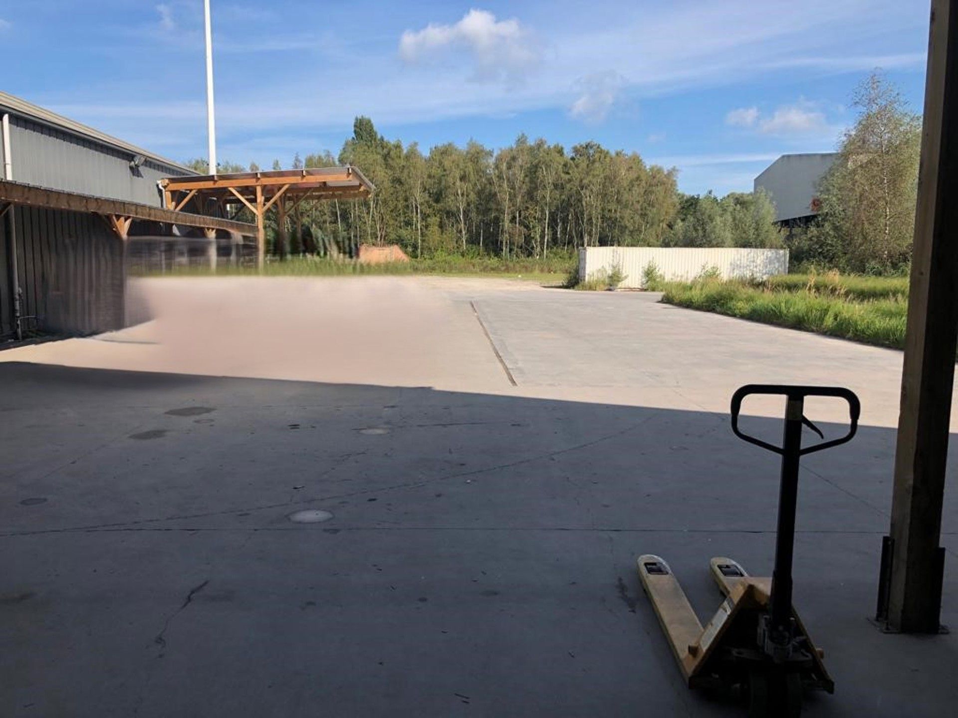 Magazijn 378 m² + kantoor 180m²  en terrein 510m² te huur foto 3