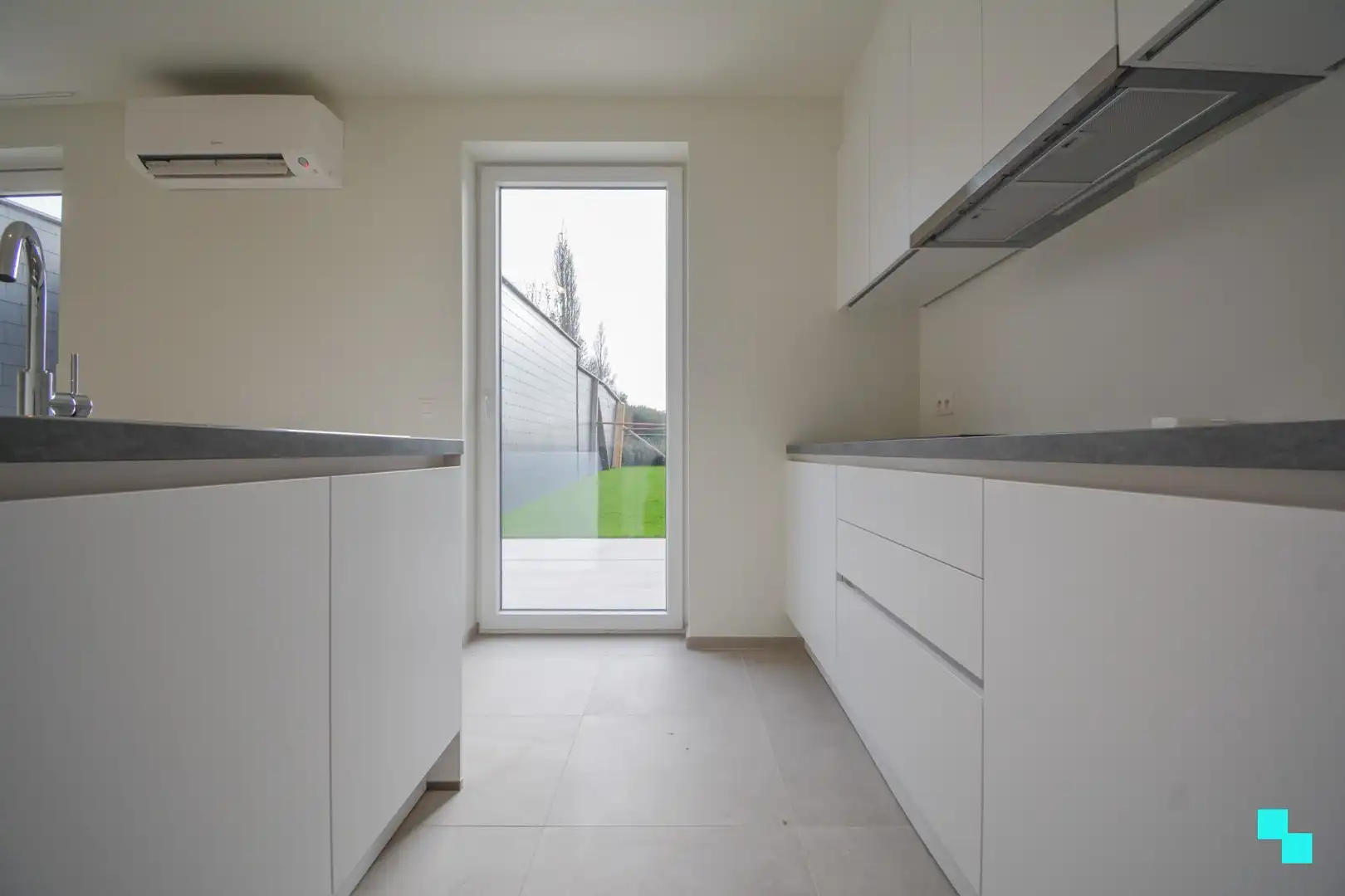 Volledig afgewerkte nieuwbouwwoning met carport te Sleihage foto 7