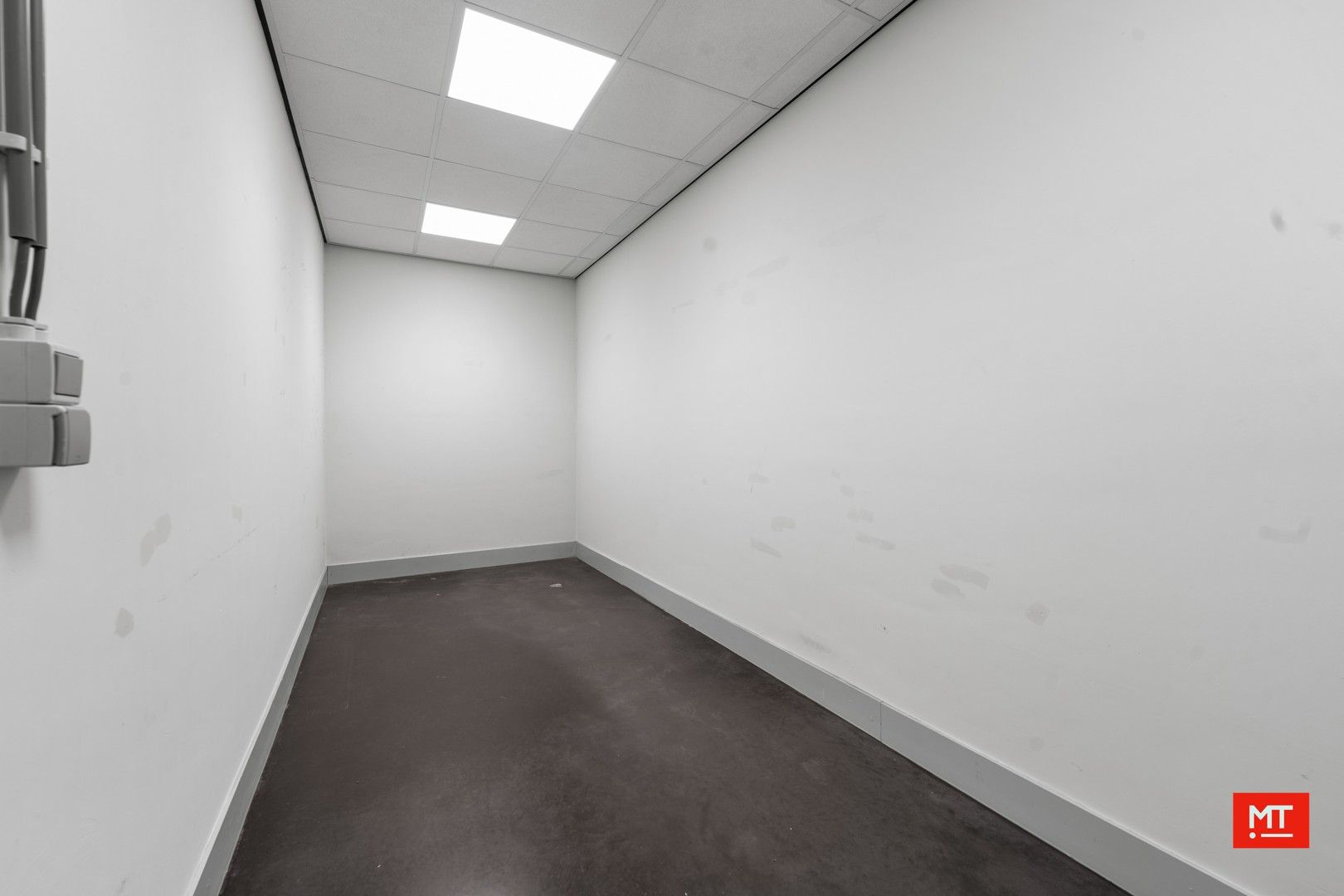 Baanwinkel te huur in het Mammoet Center te Roeselare foto 14