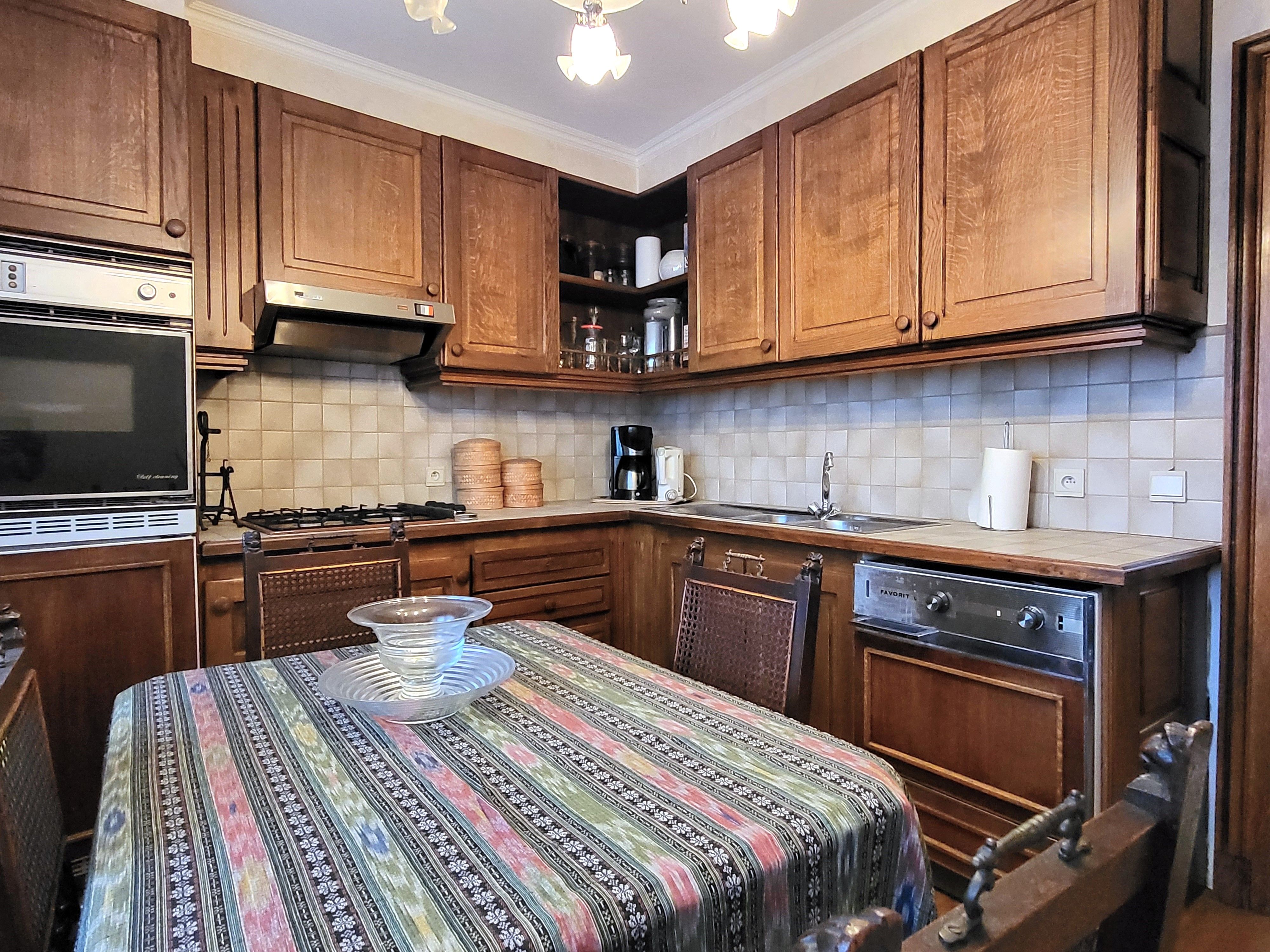 Dit veelzijdige pand met een grondoppervlakte van 240 m² combineert een ruime commerciële gelijkvloerse verdieping met een comfortabel appartement op de eerste verdieping. foto 9