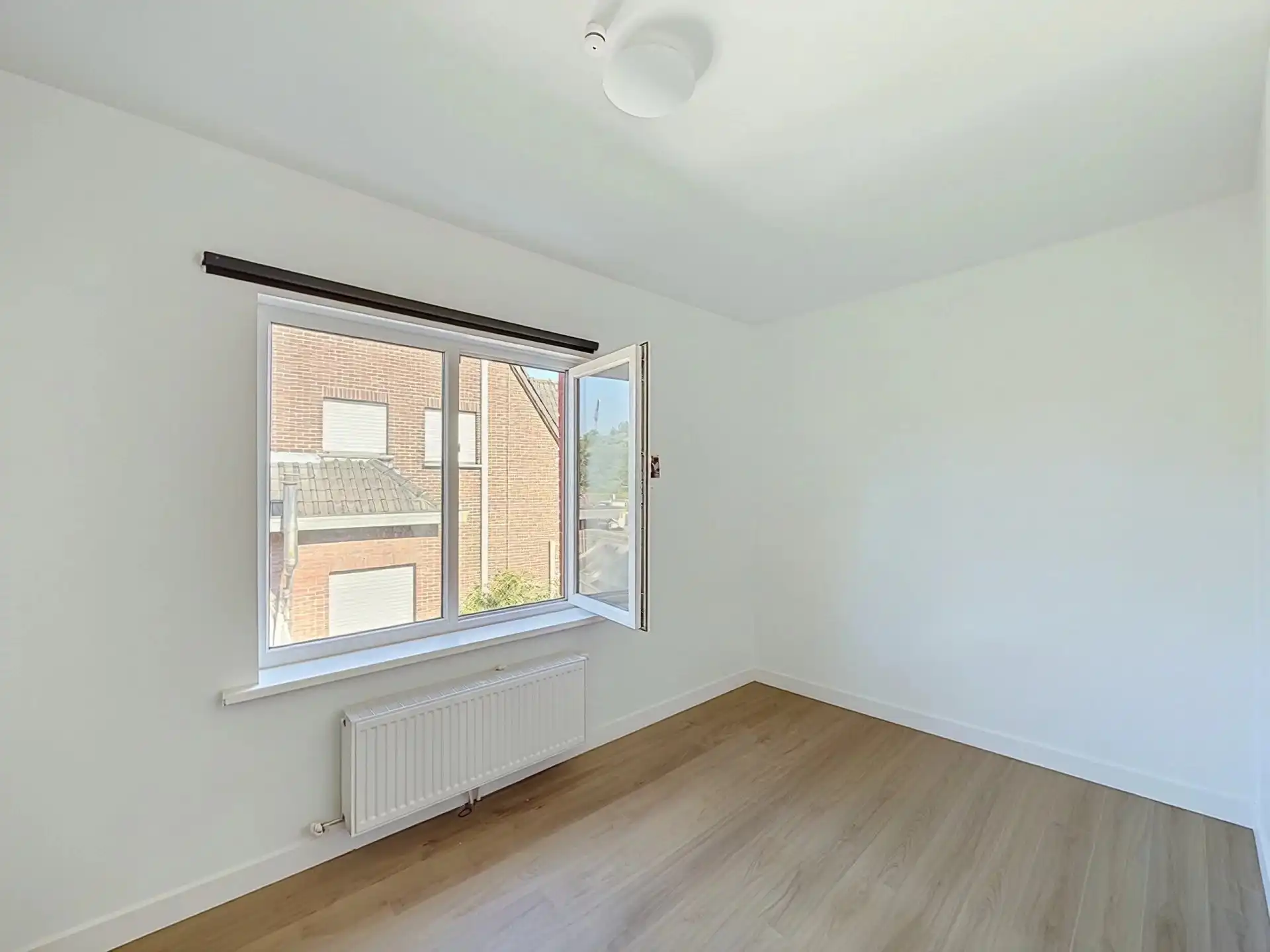 Volledig gerenoveerde woning met 4 slaapkamers op een groot perceel. foto 19
