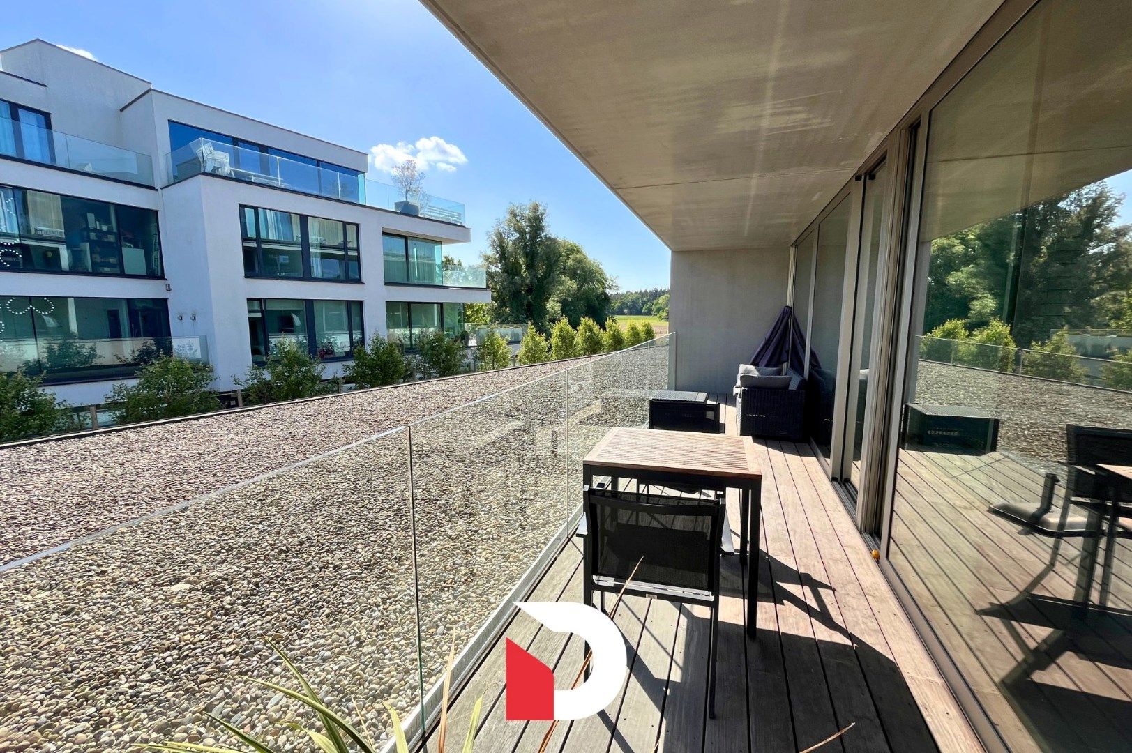 Modern appartement met 2 slaapkamers met ruim terras. foto {{pictureIndex}}