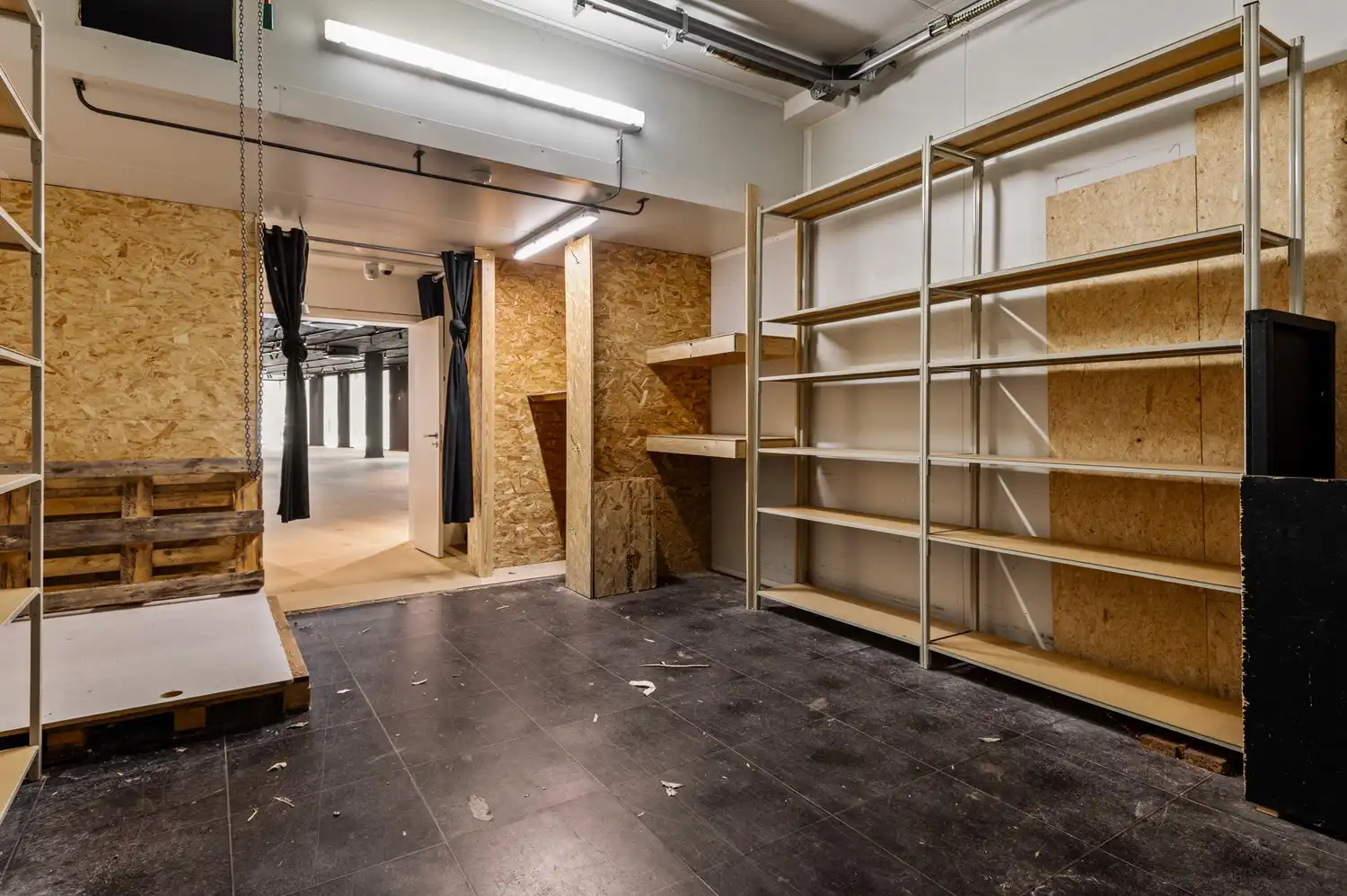 Riant handelspand (723m²) + 5 autostaanplaatsen & garagebox te Wijnegem! foto 14