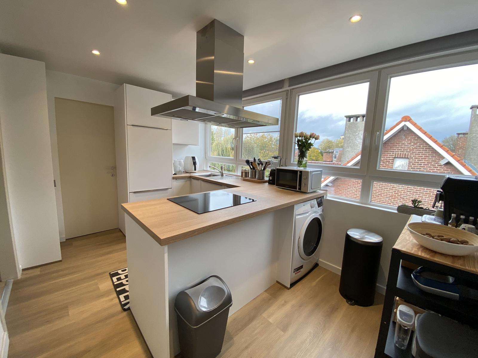 Vernieuwd en lichtrijk appartement met slaapkamer en bureau foto 6