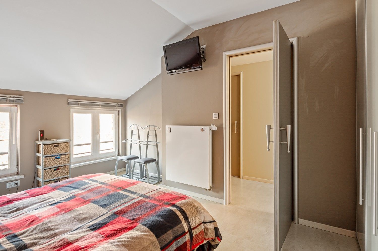 Ruime halfopen woning met 4 à 6 SLPKS, apart kantoor en een groot magazijn in Mortsel! foto 31