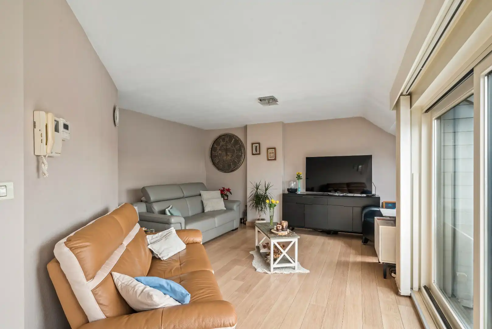 Prachtig appartement met 2 slaapkamers en ruim terras. foto 2