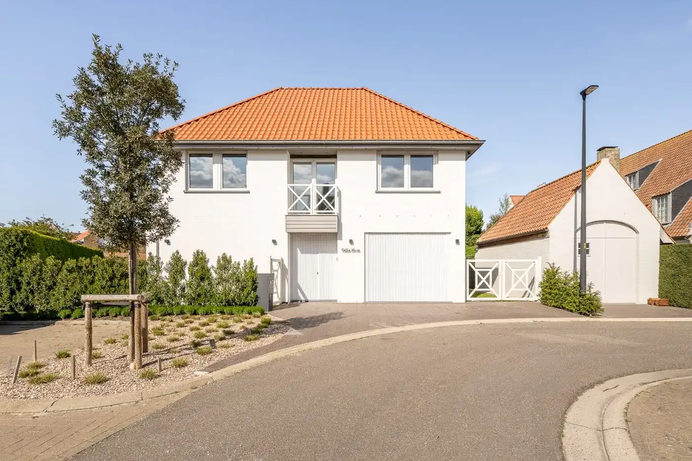 Uitzonderlijke luxueuze villa met zwembad in een rustige doodlopende straat op fietsafstand van het centrum  foto {{pictureIndex}}