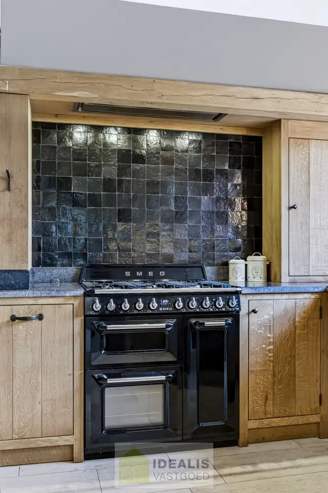 IDEALIS VASTGOED – EEN AANGENAME VRIJSTAANDE WONING MET EEN NIEUWE KEUKEN EN BADKAMER, EEN HEERLIJK RUIME WOONKAMER MET SPEKSTEENKACHEL, EEN EXTRA RUIME VERANDA (VOLLEDIG AF TE SLUITEN MET GLAZEN PUIEN), 3 SLAAPKAMERS, EEN EXTRA MULTIFUNCTIONELE RUIMTE (INGERICHT ALS KANTOOR MET APARTE INGANG) OP EEN RIANT PERCEEL VAN 14A 51CA, VOLLEDIG OMHEIND, VOORZIEN VAN VOLDOENDE PARKEERRUIMTE EN EEN PRACHTIGE CARPORT VOOR 2 WAGENS! foto 23