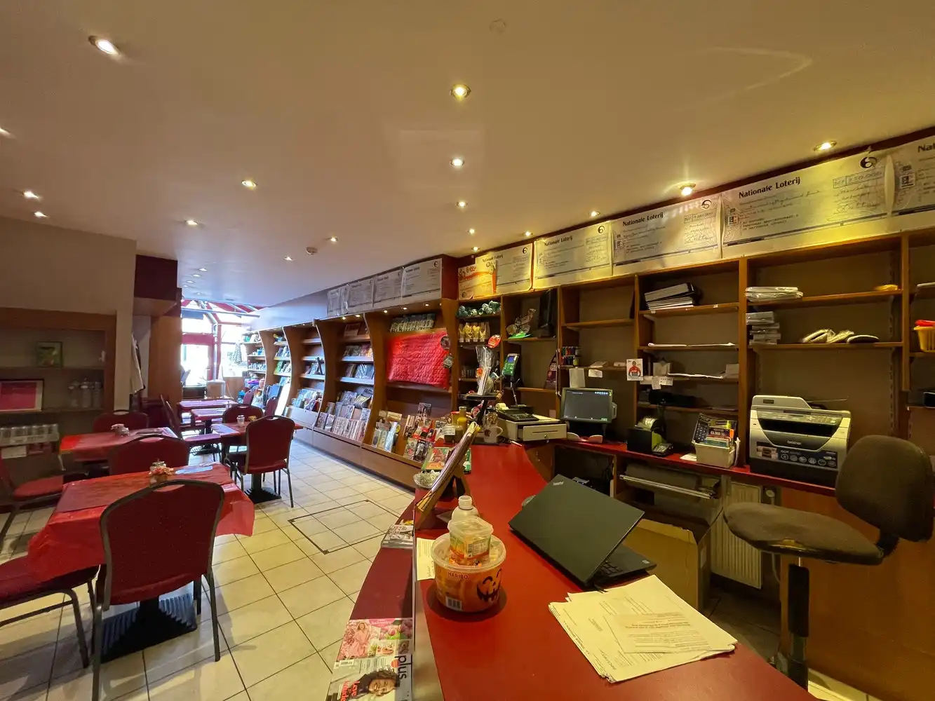 Handelsgelijkvloers met koer en bovengelegen appartement foto 5