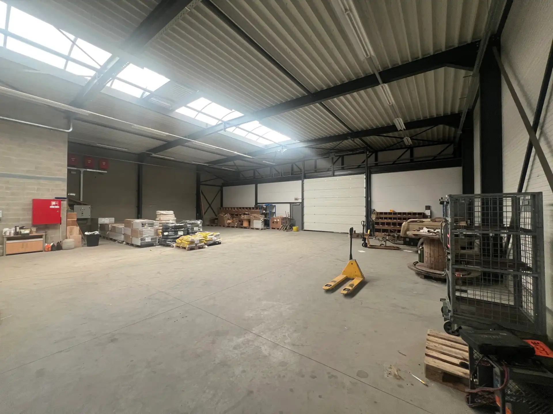 MULTIFUNCTIONEEL BEDRIJFSGEBOUW MET APPARTEMENT EN BUITENTERREIN foto 5