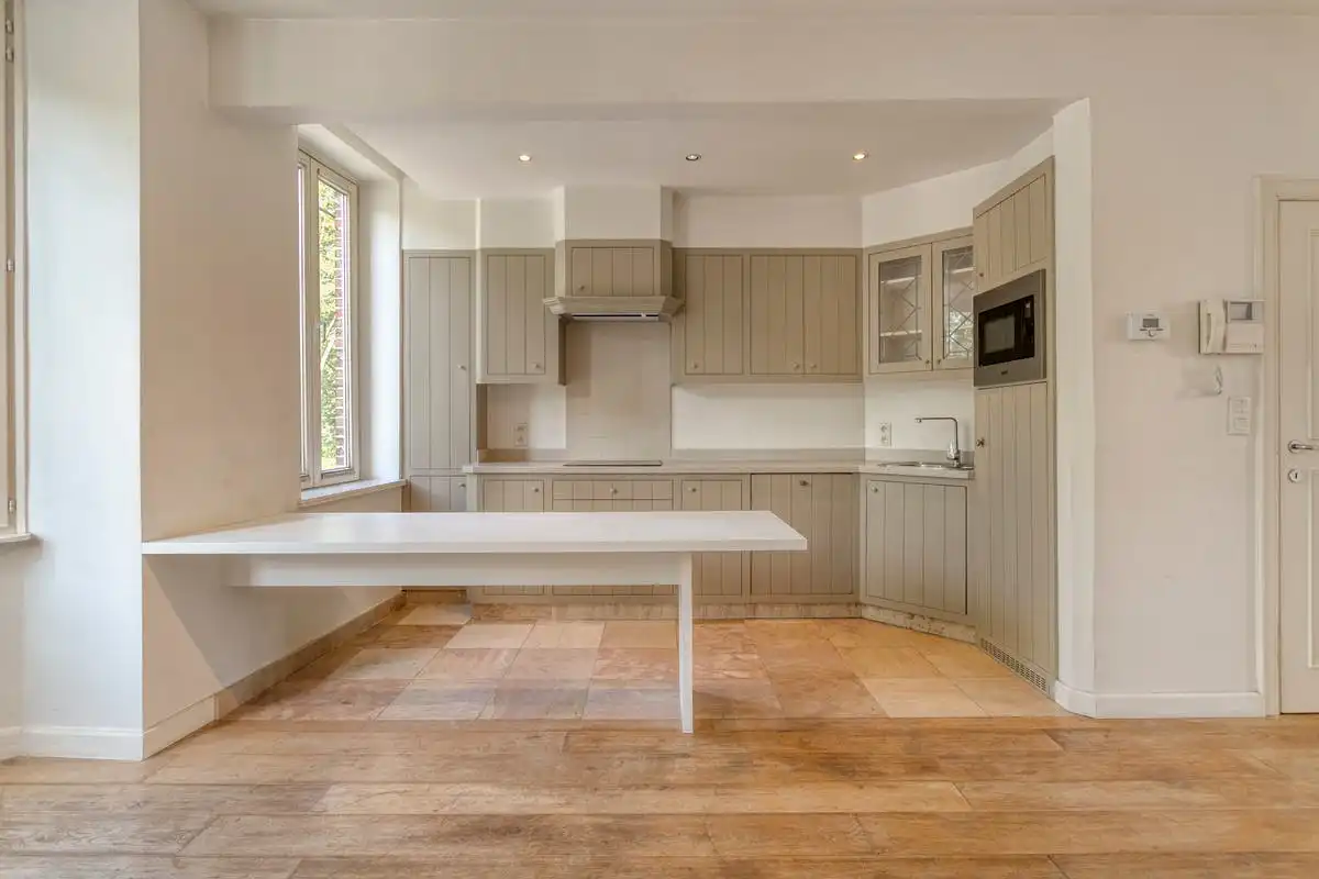 Bel-etage met 2 slaapkamers te koop op de Dam te Kortrijk! foto 2