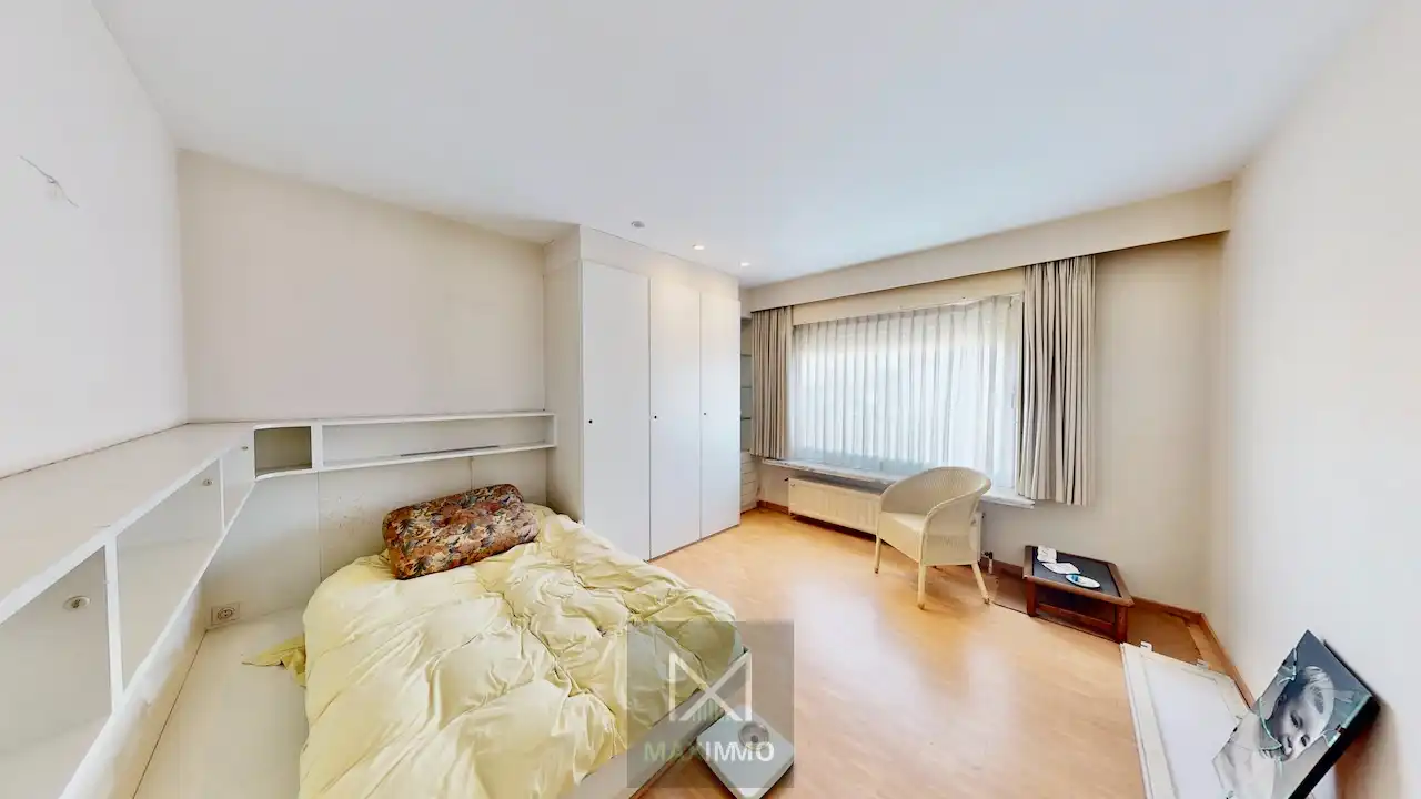 Instapklare gezinswoning met 3 slaapkamers, dubbele garage, ruim atelier en zonnige tuin in Rekkem foto 12