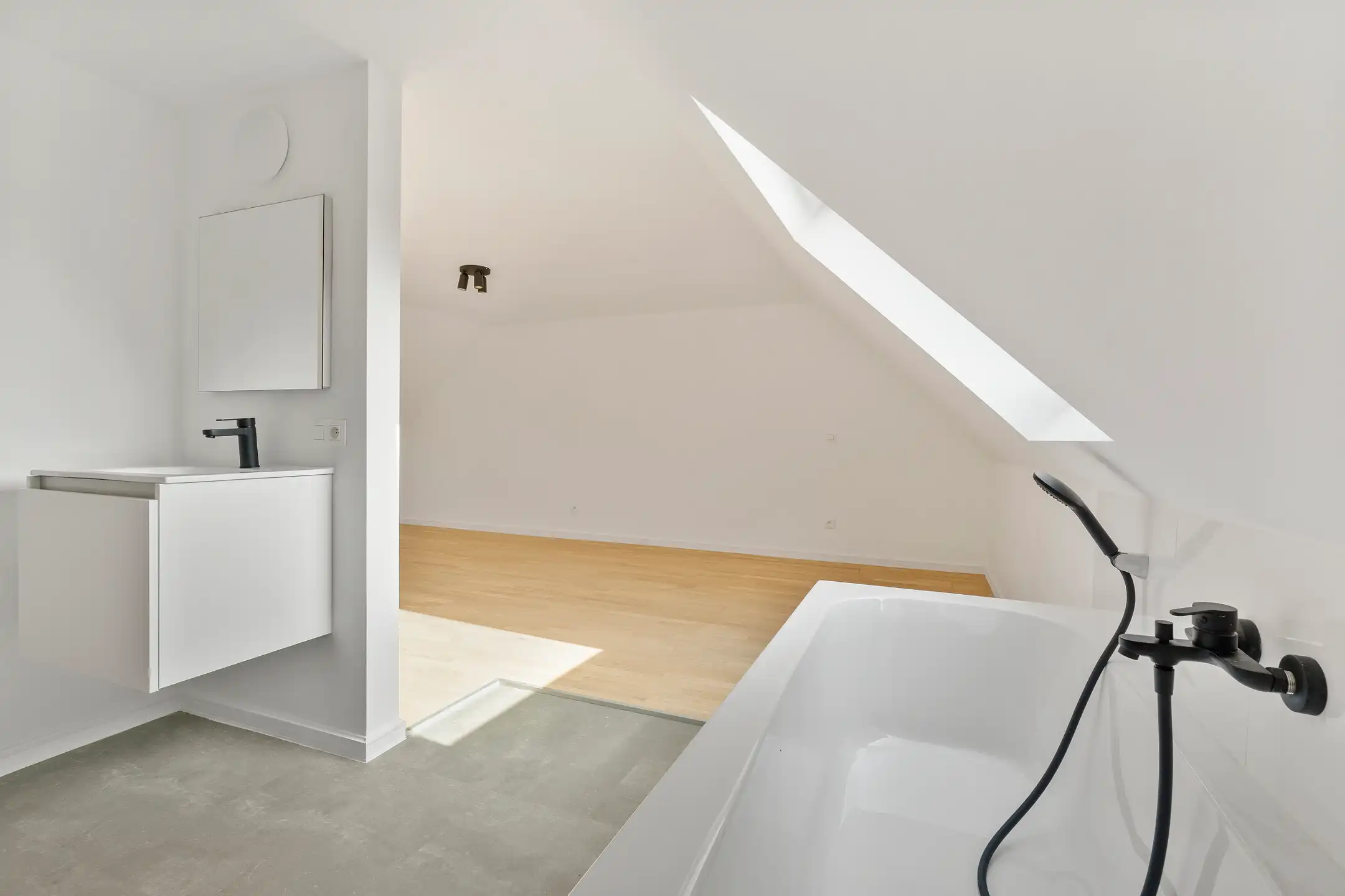 Volledig GERENOVEERDE woning met ZONNIGE TUIN en 3 SLK foto 20